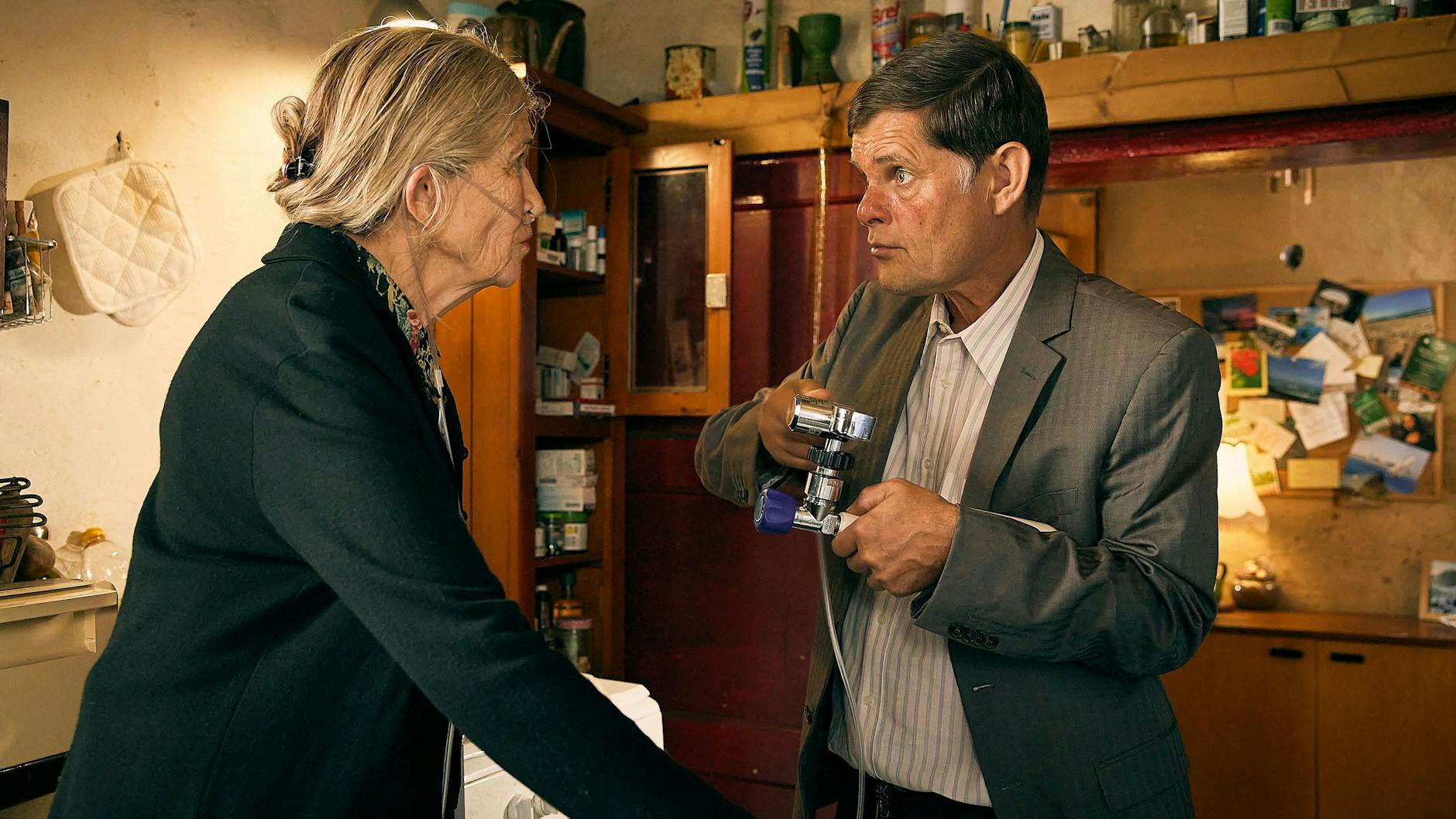 Ein Familientreffen der besonderen Art: Die Großmutter des Opfers, Hilde Grutzke (Tatja Seibt, l.) und der Vater des Opfers, Ulf Grutzke (Lars Rudolph, r.), sehen sich zum ersten Mal nach vielen Jahren wieder.