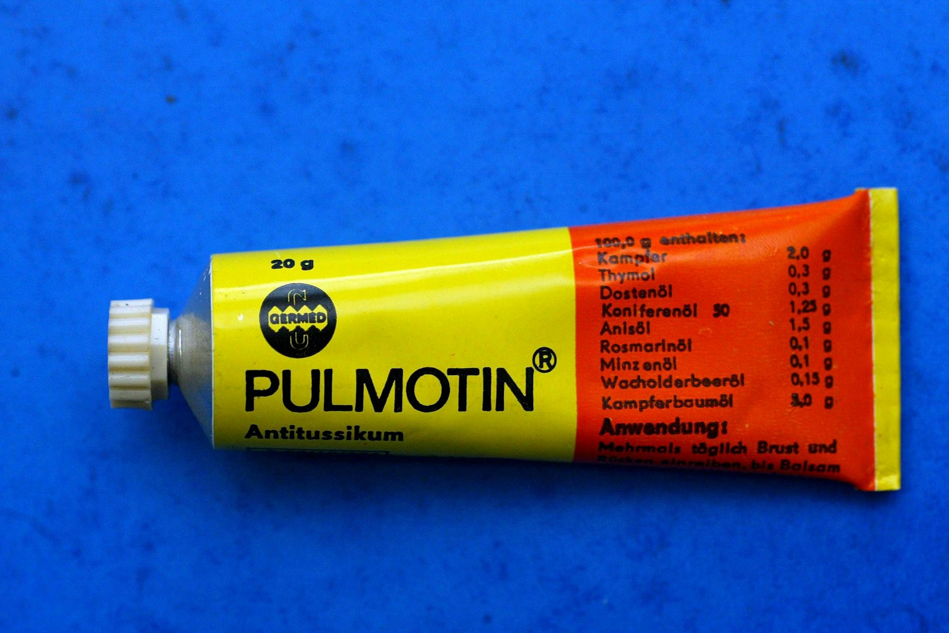 Heute kommt die Pulmotin-Salbe aus dem VEB Serum Werk Bernburg in anderer, grüner Verpackung daher. 