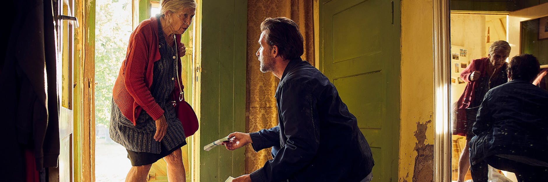 Kriminalhauptkommissar Adam Raczek (Lucas Gregorowicz, r.) muss die Großmutter des Opfers, Hilde Grutzke (Tatja Seibt, l.), davon überzeugen, dass nicht alle in ihrer Familie es auf ihr Geld abgesehen haben.