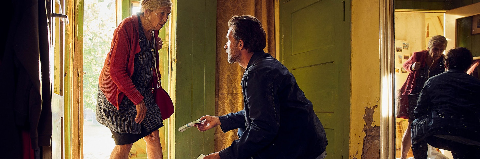 Kriminalhauptkommissar Adam Raczek (Lucas Gregorowicz, r.) muss die Großmutter des Opfers, Hilde Grutzke (Tatja Seibt, l.), davon überzeugen, dass nicht alle in ihrer Familie es auf ihr Geld abgesehen haben.