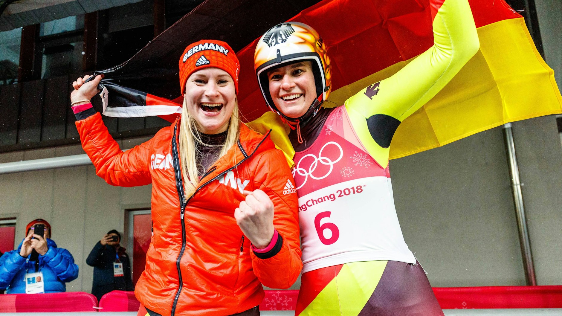 Natalie Geisenberger (l.) und Dajana Eitberger räumten 2018 ab, feierten ihren Doppel-Erfolg im Eiskanal ausgelassen.&nbsp;