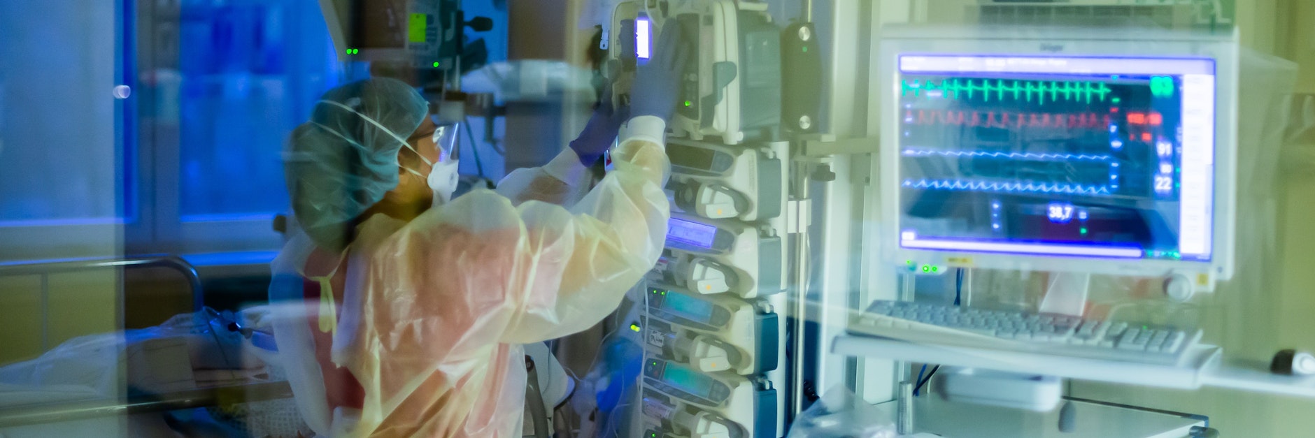 Eine Intensivfachpflegerin betreut auf der Intensivstation des Gemeinschaftskrankenhauses Havelhöhe einen Covid-19-Patienten.