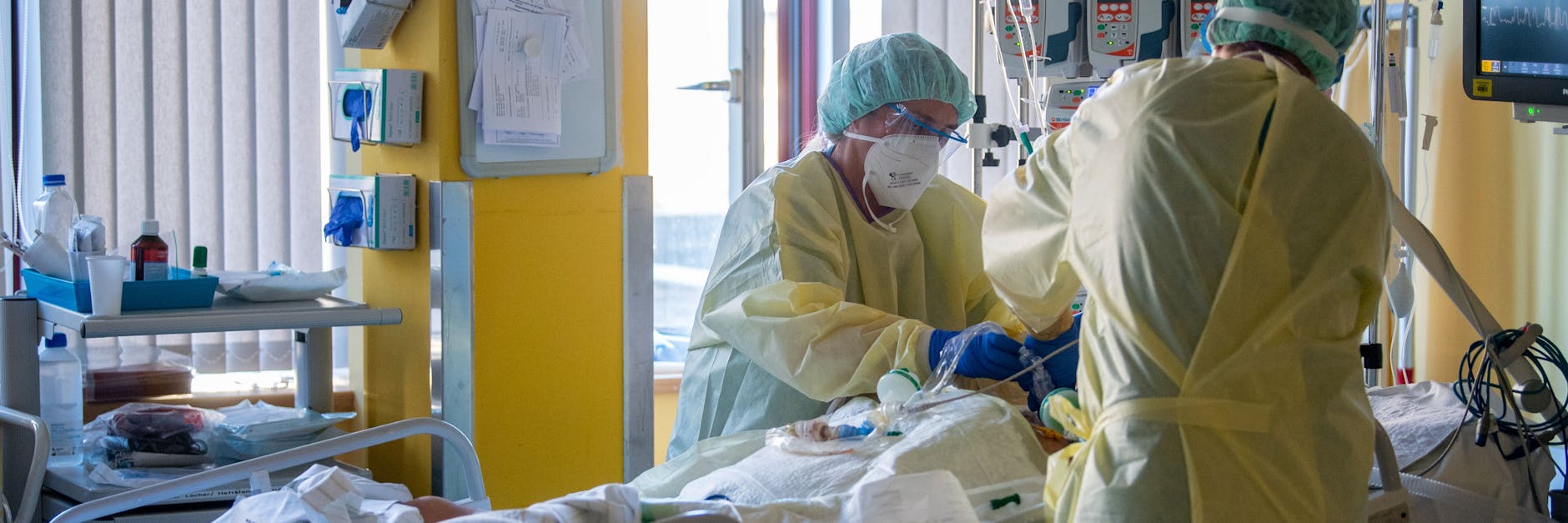 Intensivpfleger versorgen einen schwer an Covid-19 erkrankten Patienten auf der Corona-Intensivstation im Universitätsklinikum in Halle/Saale.