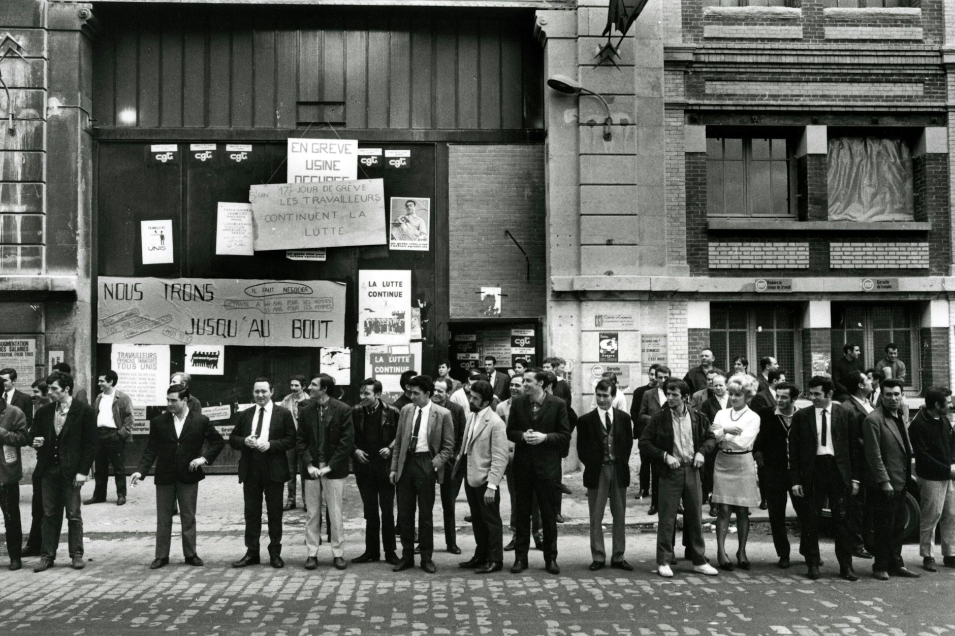 So nonchalant streikte man 1968 vor den Toren des Citroën -Werkes in der französischen Stadt Levallois-Perret. Das Werk gibt es nicht mehr, die Blütezeit der Arbeiterbewegung ist vorbei.