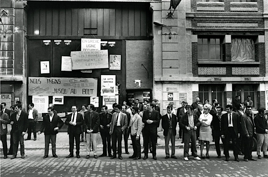 So nonchalant streikte man 1968 vor den Toren des Citroën -Werkes in der französischen Stadt Levallois-Perret. Das Werk gibt es nicht mehr, die Blütezeit der Arbeiterbewegung ist vorbei.