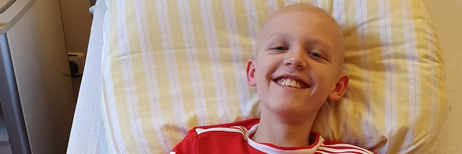 Noch ist Niclas in der Klinik: Er ist großer Union-Fan und trägt sogar im Krankenbett sein Trikot