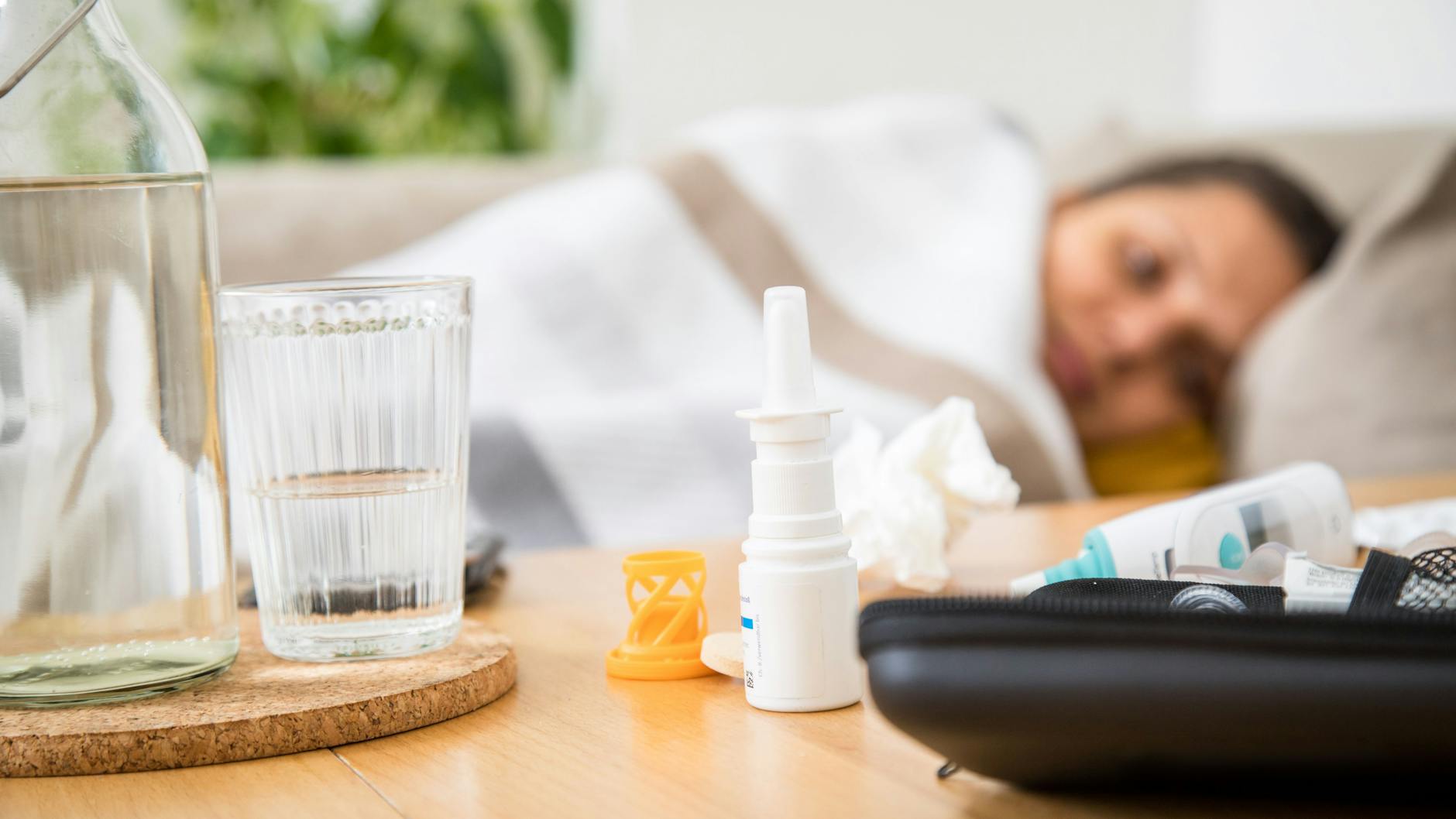 Gegen Fieber und Schmerzen helfen Wirkstoffe wie Ibuprofen oder Paracetamol.