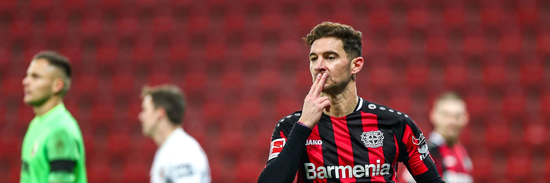 Leverkusens Stürmer Lucas Alario denkt über einen Wechsel zu Hertha BSC nach.