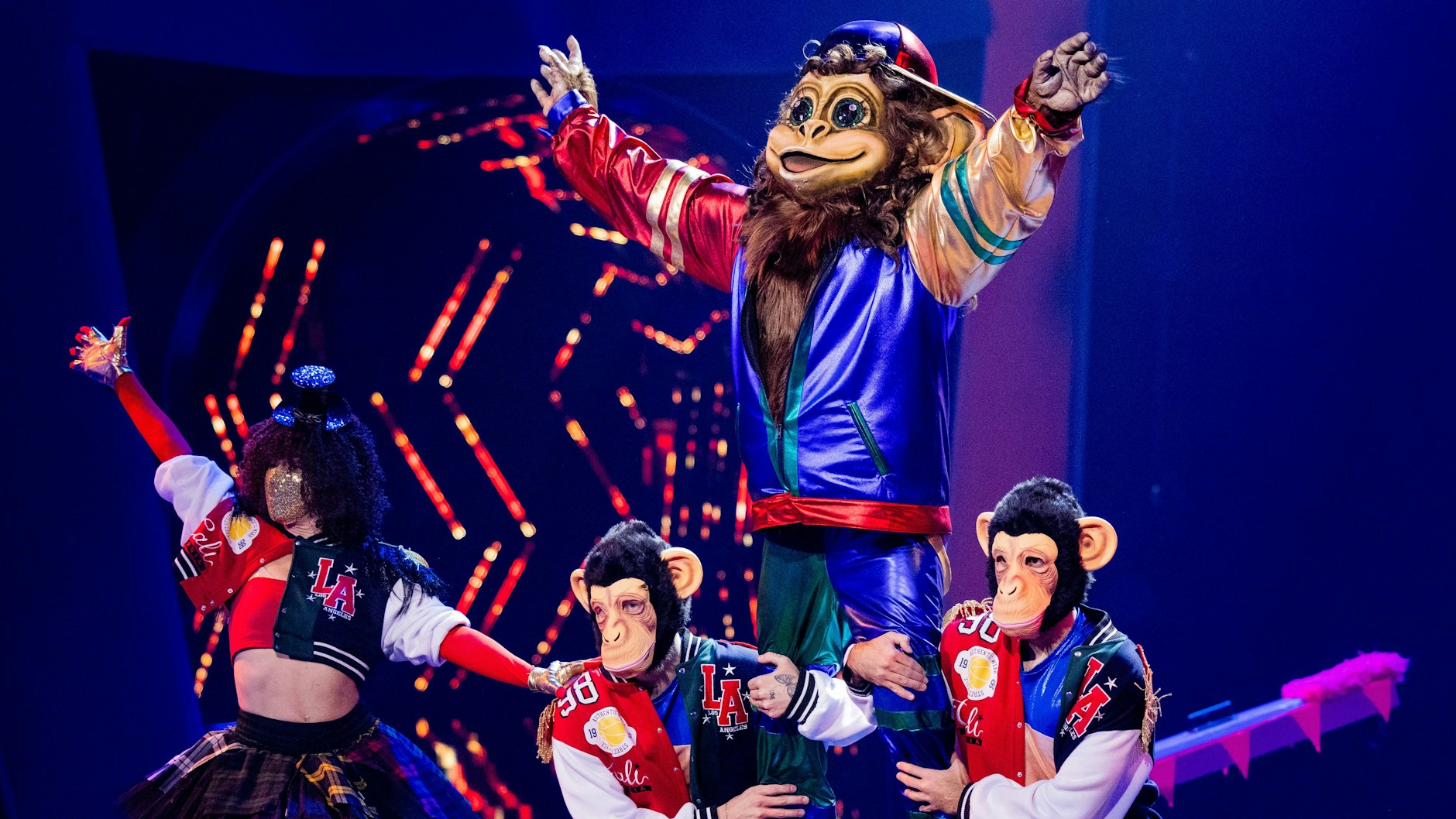 Ist immer cool drauf und lässt sich gern feiern: Der Affe bei „The Masked Dancer“.