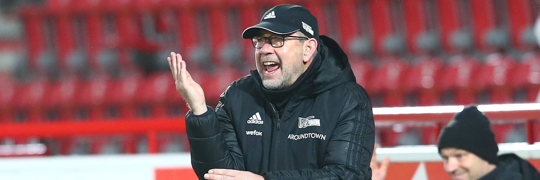 Unions Trainer Urs Fischer gibt seinen Jungs gegen Lodz Anweisungen, gestikuliert wild mit den Armen.