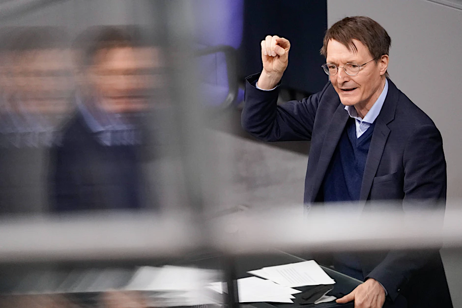 Der SPD-Gesundheitsminister Karl Lauterbach zeigt sich entsetzt über Menschen in Gesundheitsberufen, die sich nicht gegen Corona impfen lassen wollen.