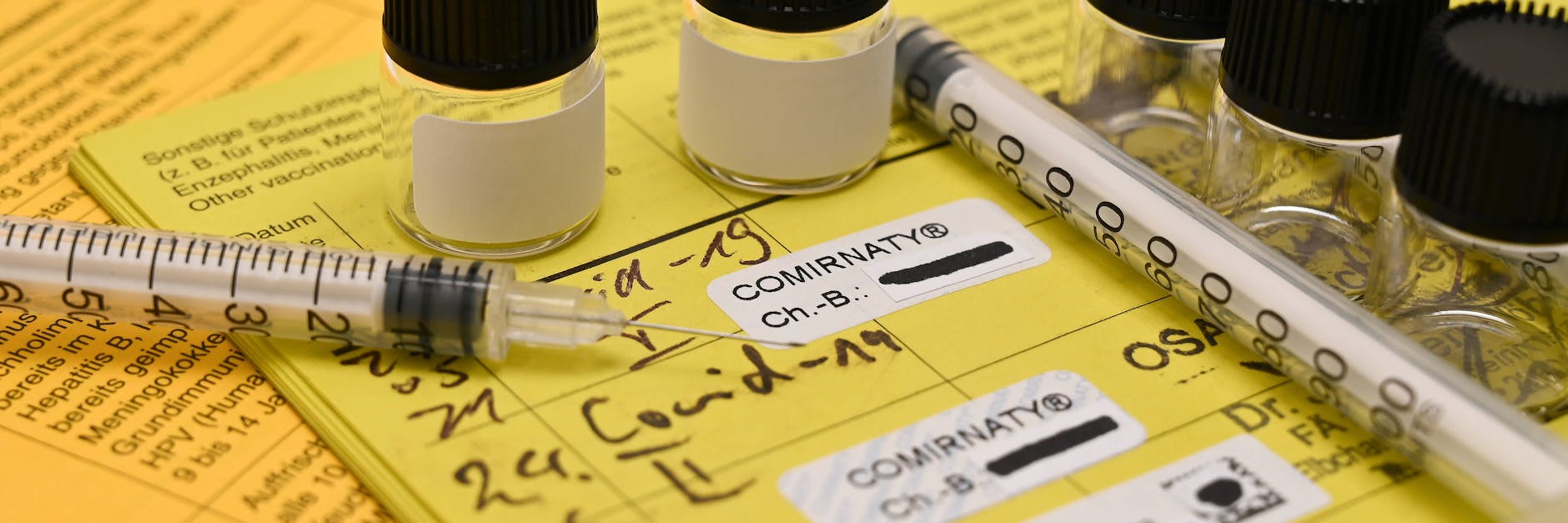 Bei der Wilmersdorfer Ärztin wurden weiße Aufkleber über Impfstoff und Charge gefunden, die wahrscheinlich gefälscht sind.