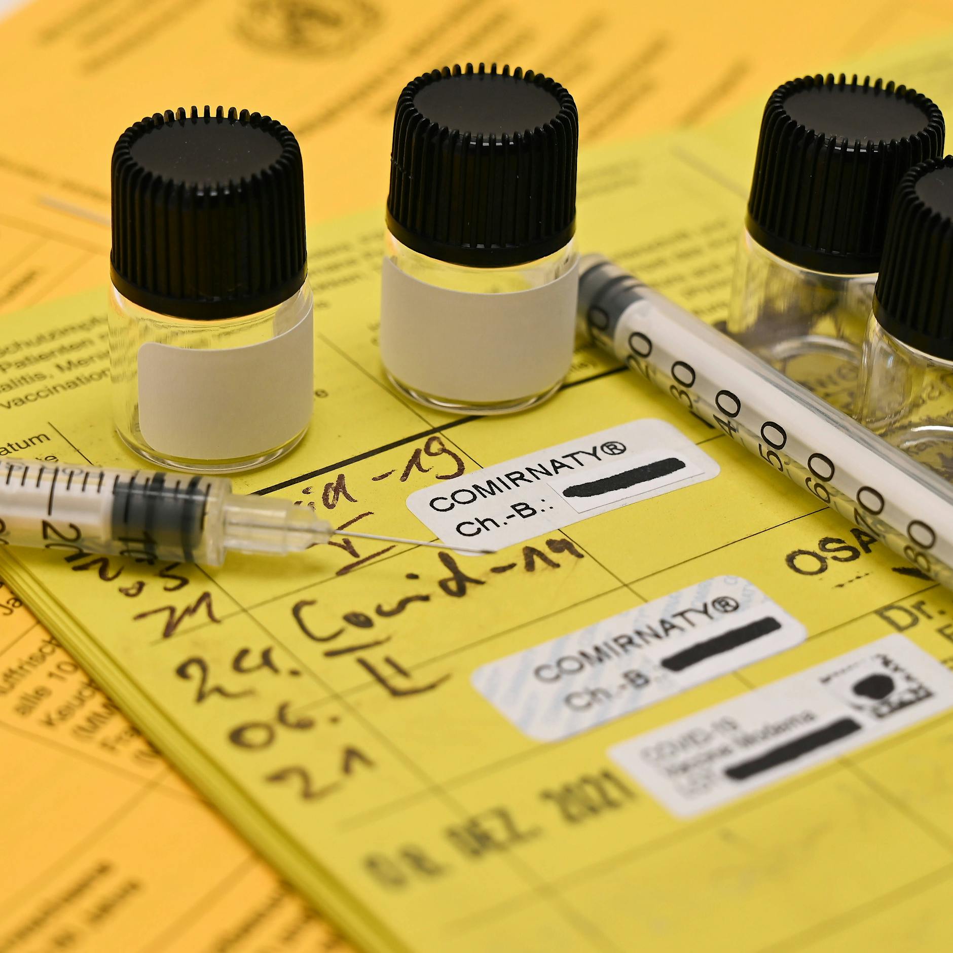 Schlimmer Verdacht: Ärztin (77) macht dicken Gewinn mit falschen Impfnachweisen