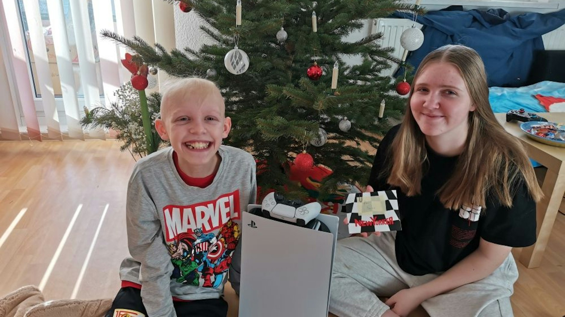 Das vergangene Weihnachtsfest: Niclas mit seiner großen Schwester Sina. Sie steht ihm in dieser schweren Zeit zur Seite.