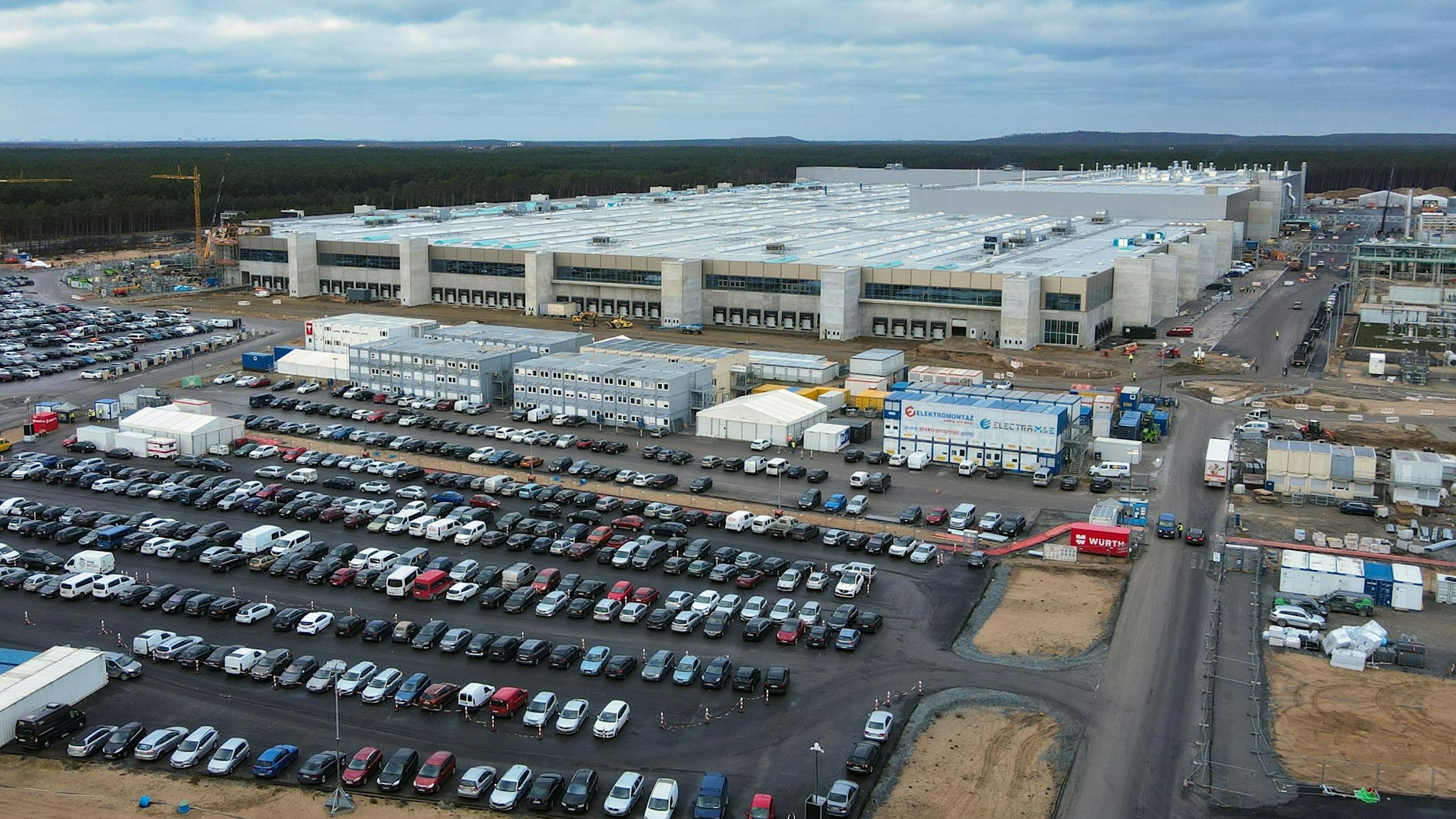 shuttle-service-zur-gigafactory-tesla-kauft-eigenes-gleis