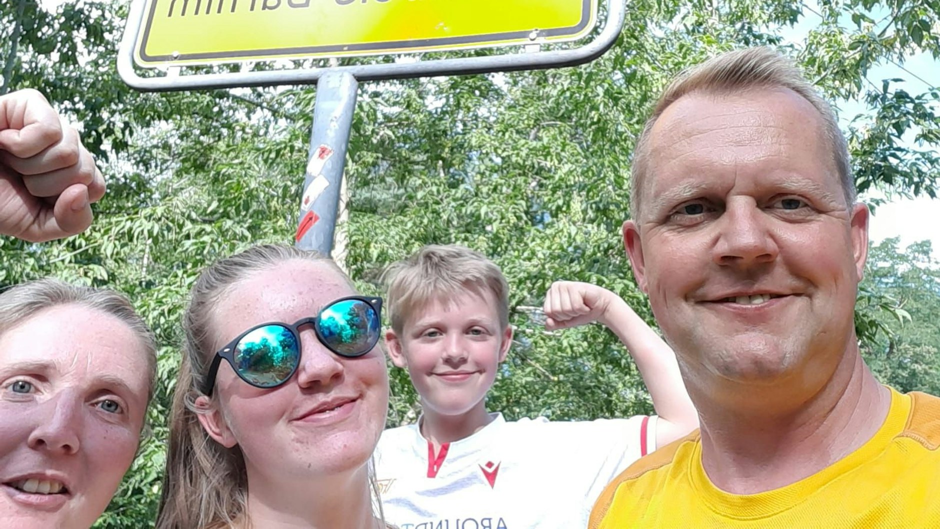 Da waren sie noch unbeschwert: Niclas mit seiner Mutter Sandra (v.li.), seiner Schwester Sina und seinem Vater Jens bei einem Ausflug nach Finowfurt.