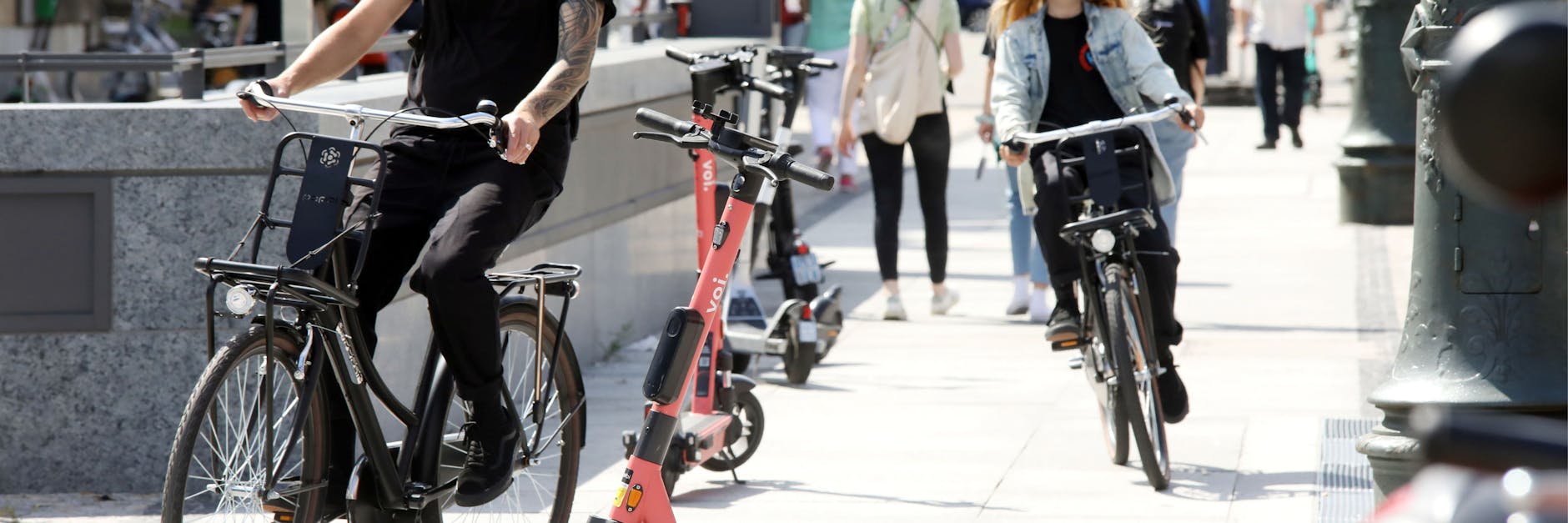 Der Bürgersteig in der City wird gern als Straße genutzt. Fußgänger haben das Nachsehen.