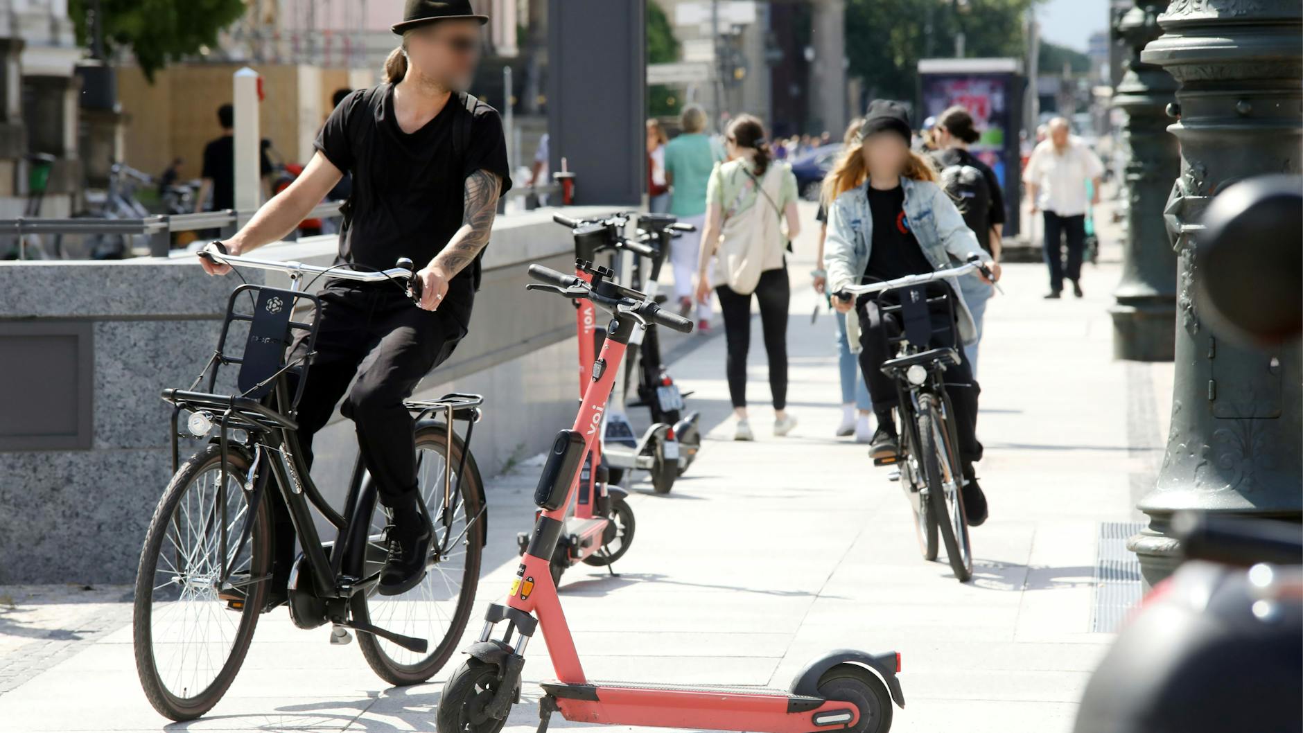 Der Bürgersteig in der City wird gern als Parkplatz oder Straße genutzt. Das soll sich ändern. Allerdings werden nun Autofahrer und nicht mehr Fußgänger sauer sein. 