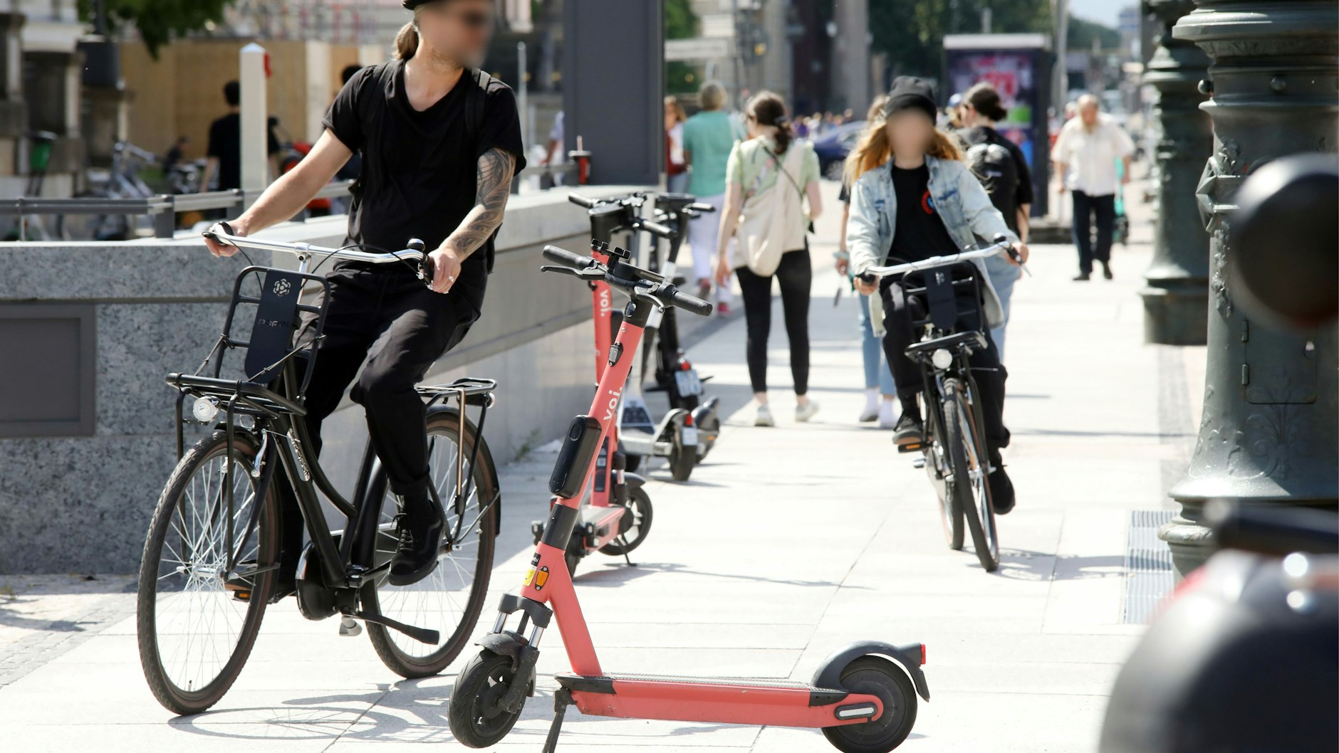 Auf Gehwegen haben Radfahrer nichts zu suchen. Es sei denn, es sind Kinder.