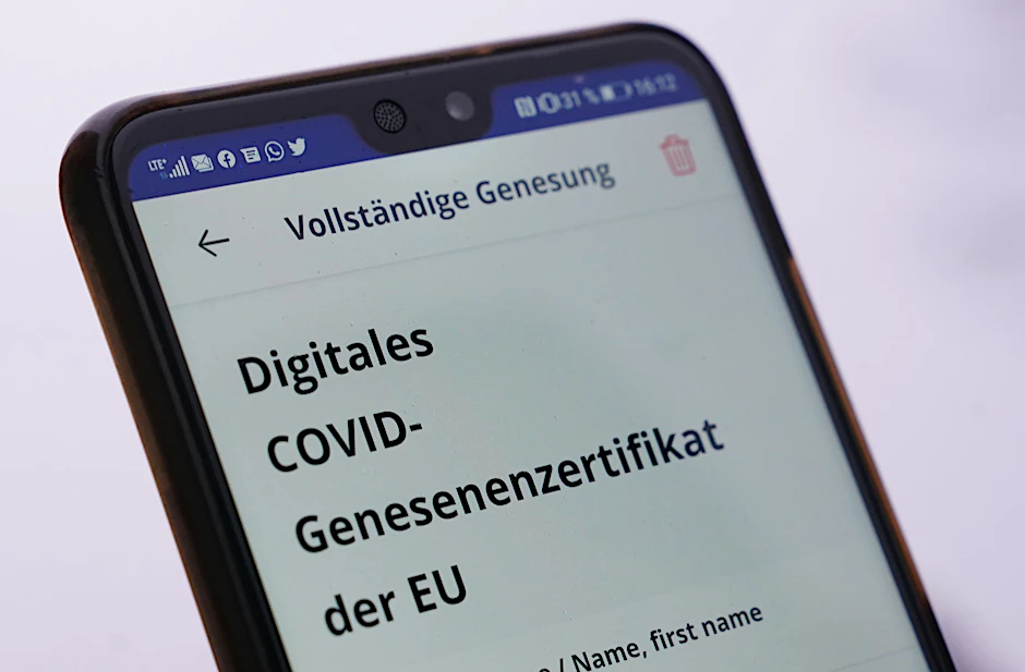 Der Corona-Genesenenstatus ist nur noch drei statt wie vorher sechs Monate lang gültig. Danach ist eine einmalige Auffrischimpfung nötig.