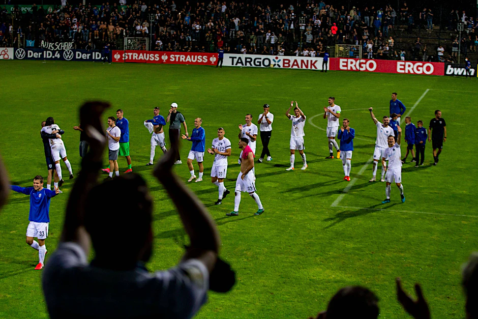 Der bisherige Saisonhöhepunkt: Die Spieler des SV Babelsberg lassen sich von ihren Fans für den Sieg gegen den Bundesligisten Greuther Fürth im DFB-Pokal feiern.