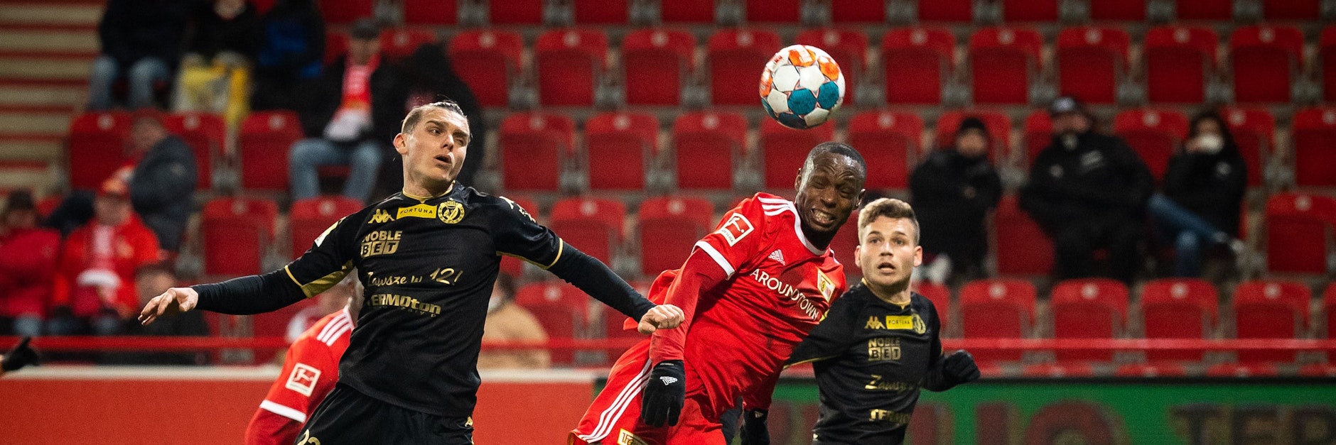 Augen zu und durch: Anthony Ujah behauptet sich gegen Pawel Zielinski von Widzew Lodz im Kopfballduell.