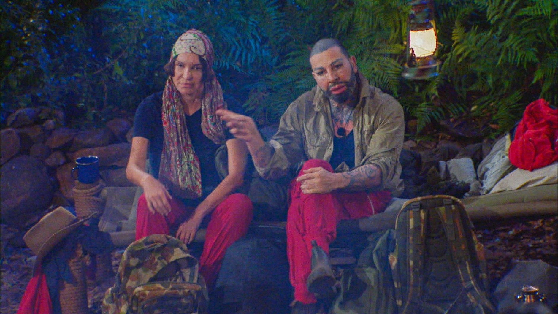 Ganz so unbequem waren die Betten für Anouschka Renzi und Harald Glööckler im Camp wohl nicht.