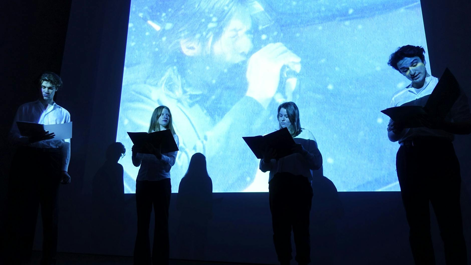 Schneesturm! Studierende der Hochschule Ernst Busch in der Ausstellung „T/Raumbilder für Heiner Müller“. Hinter ihnen Blixa Bargeld, 1992 in Erich Wonders Performance <em>Das Auge des Taifun.</em>