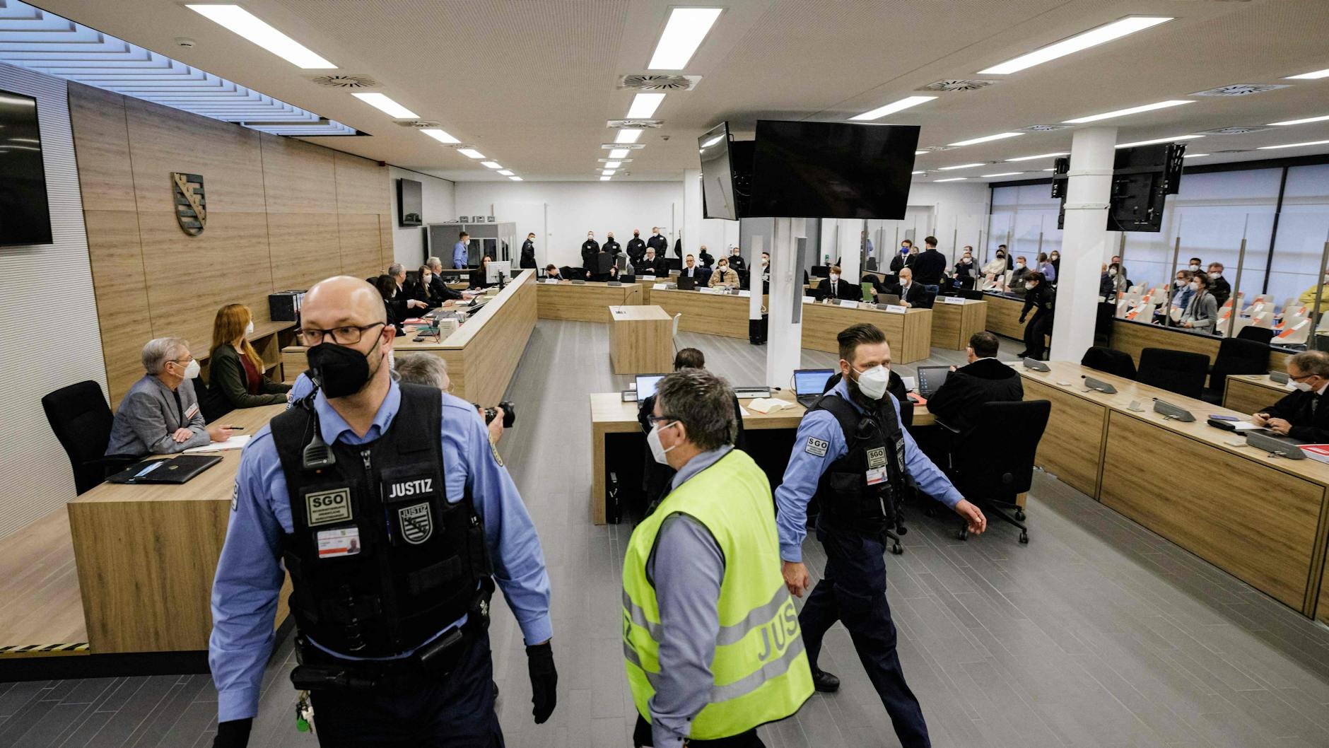 Blick in den Saal des Oberlandesgerichts Dresden, wo der Prozess um den Juwelenraub im Grünen Gewölbe des Dresdner Residenzschlosses im November 2019 am Freitag begann.