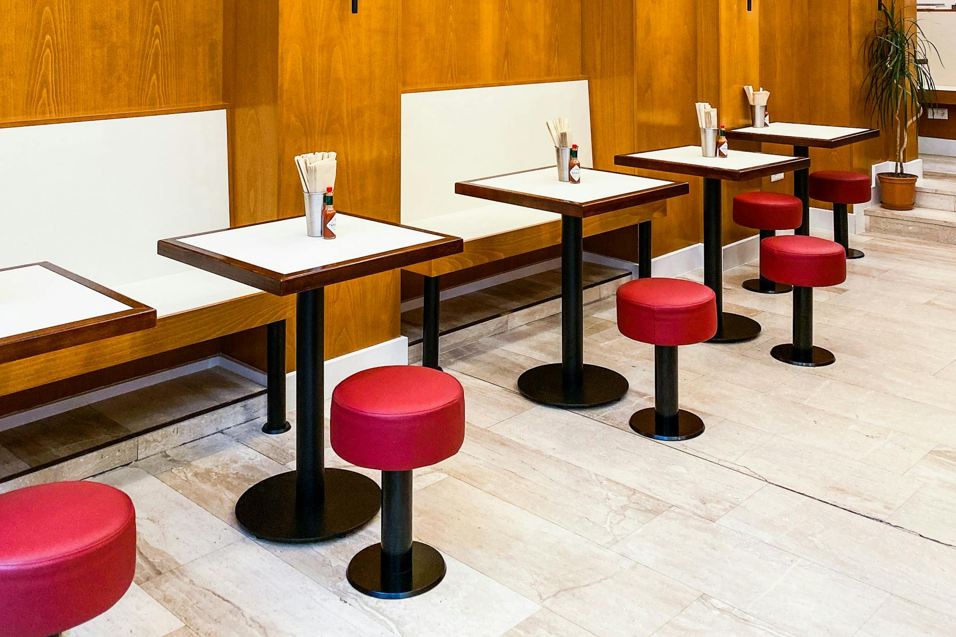 Ein kleines Diner in Berlin Mitte. Auch auf dem kleinen Hocker sitzt man bequem.