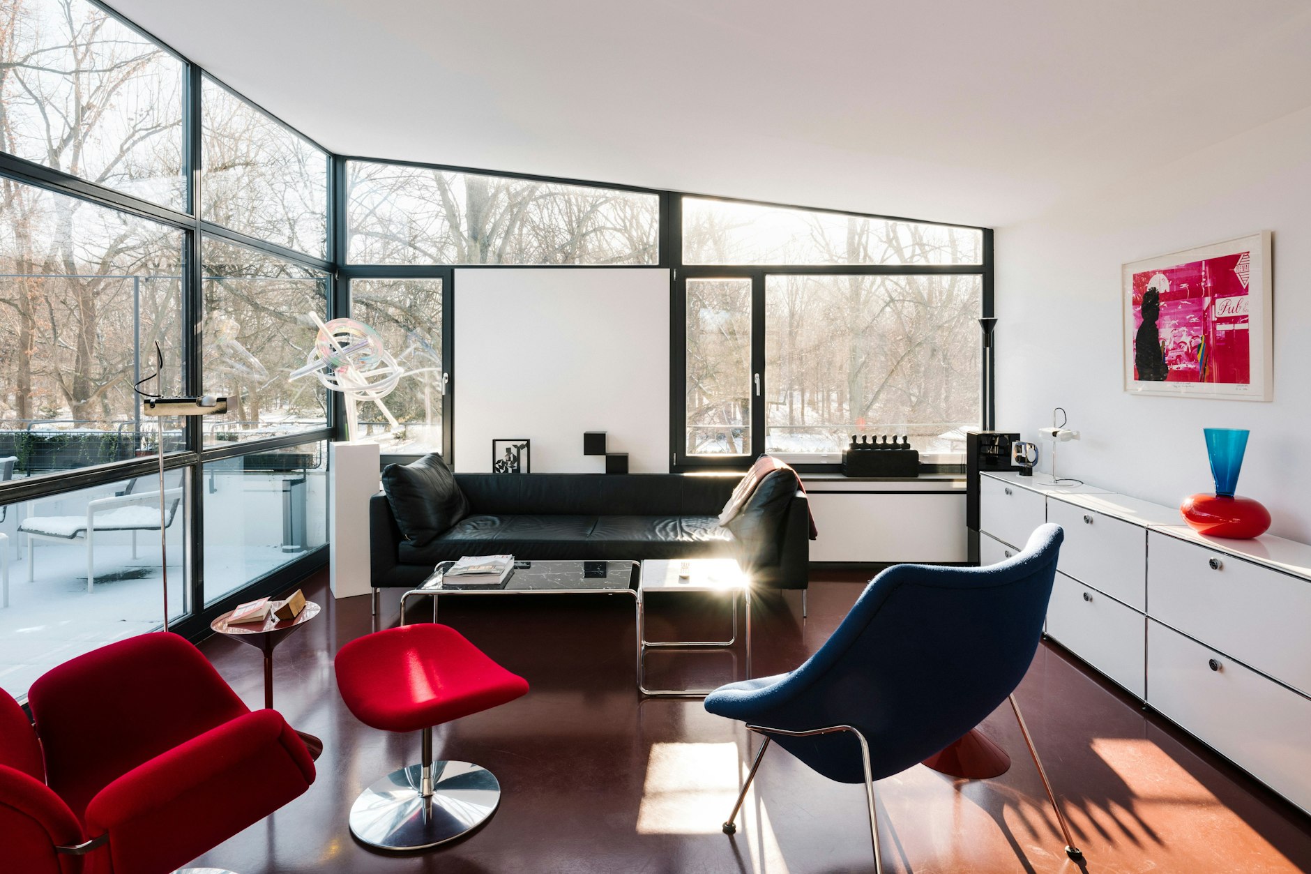 Sidekick des Montis-Ledersofas: links steht Susanna Rottenbachers Leuchtskulptur.