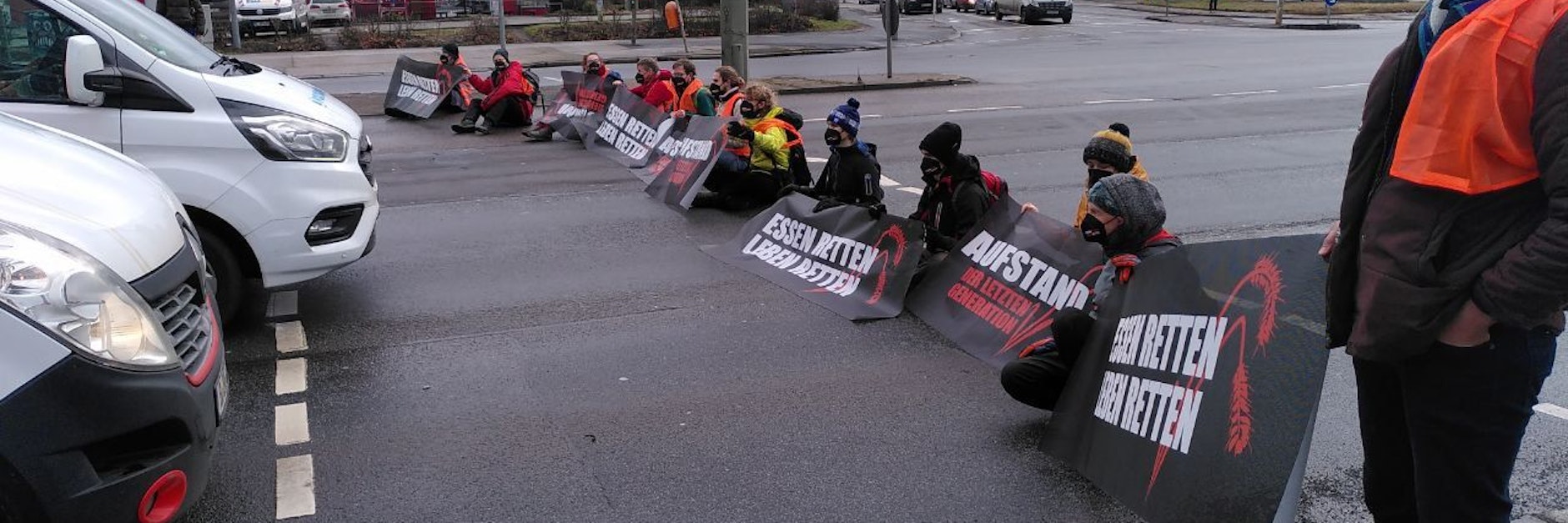 Aufstand der letzten Generation - Aktivisten besetzen eine Kreuzung in Pankow.