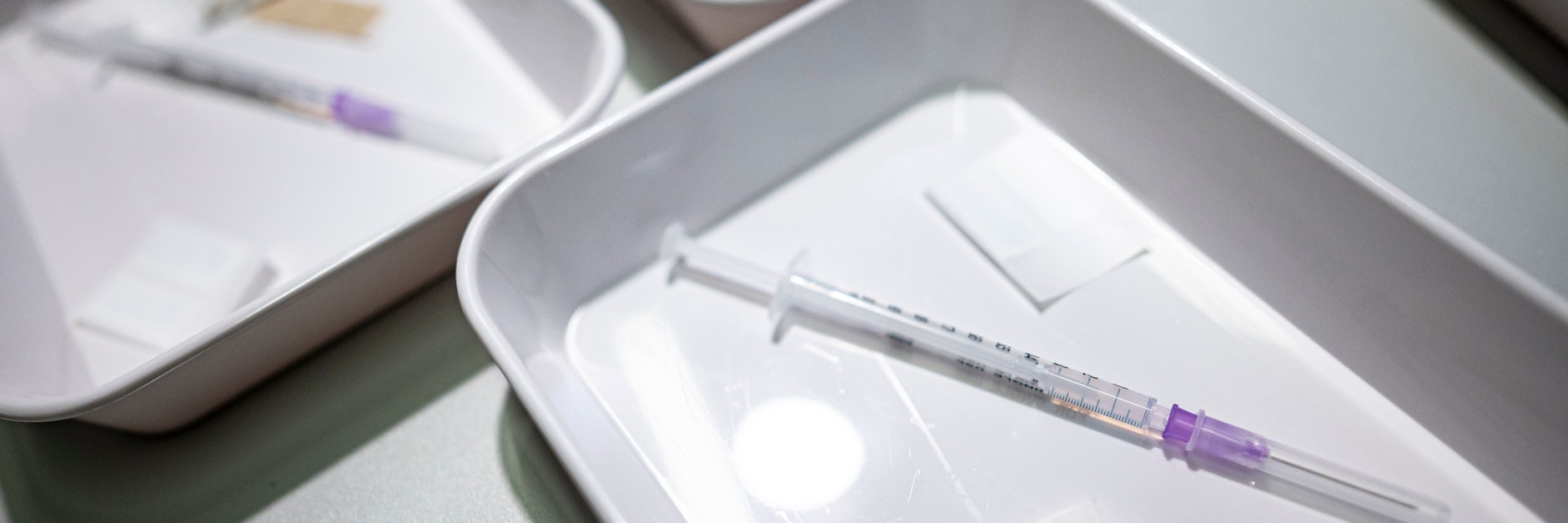 Spritzen mit Impfstoff gegen den Coronavirus liegen im Impfzentrum.