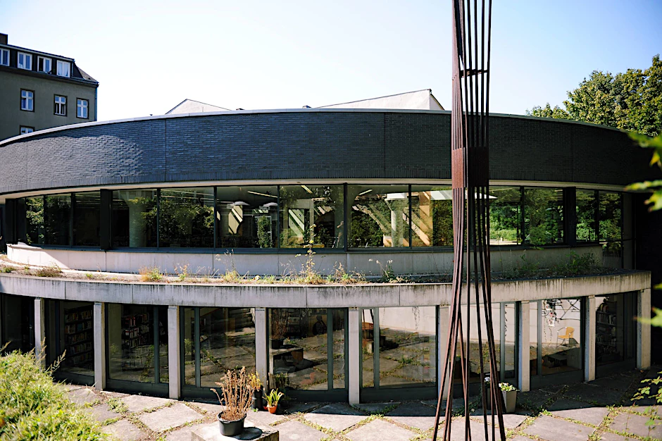 Allein schon wegen der Architektur ist die Bibliothek am Luisenbad im Soldiner Kiez eine Wucht. Patina trifft hier auf klare Kante, altes Gemäuer auf Glas und Stahl.