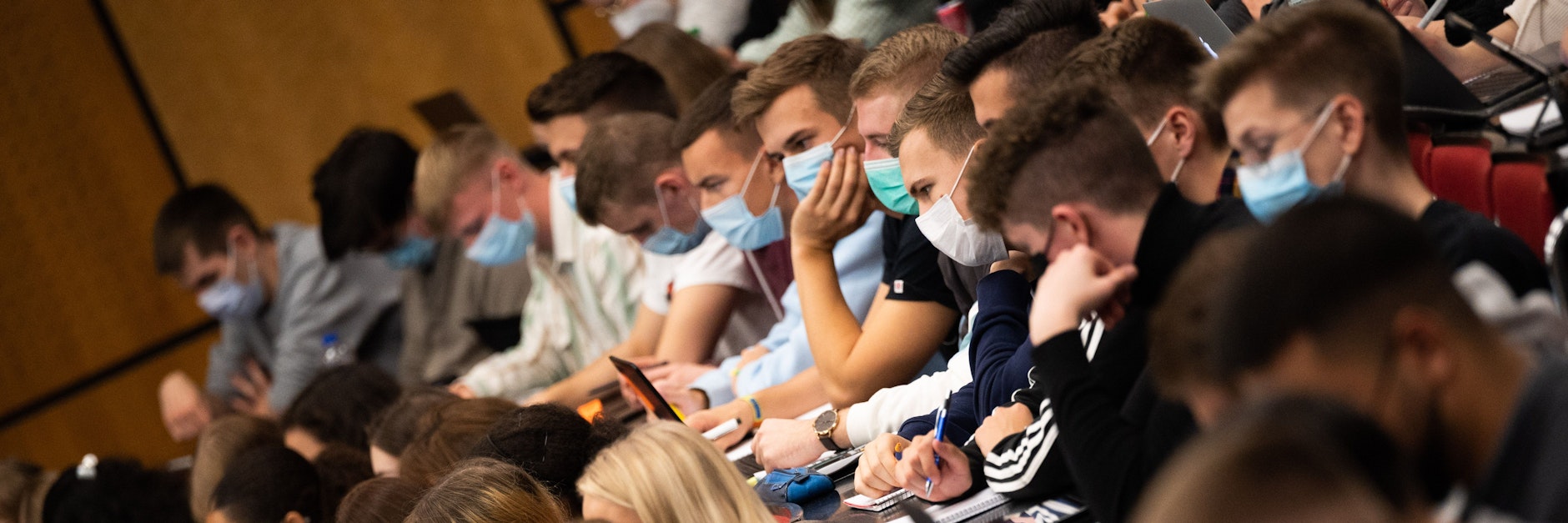 Studenten an ostdeutschen Universitäten zieht es nach dem Examen Richtung Westen.