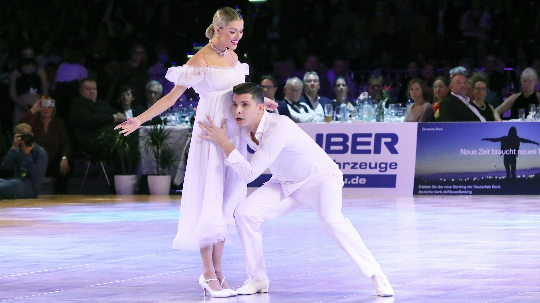 Bei der Weltmeisterschaft schaffte es die im achten Monat schwangere „Let’s Dance“-Profi-Tänzerin Patricija Ionel zusammen mit ihrem Mann aufs Treppchen.