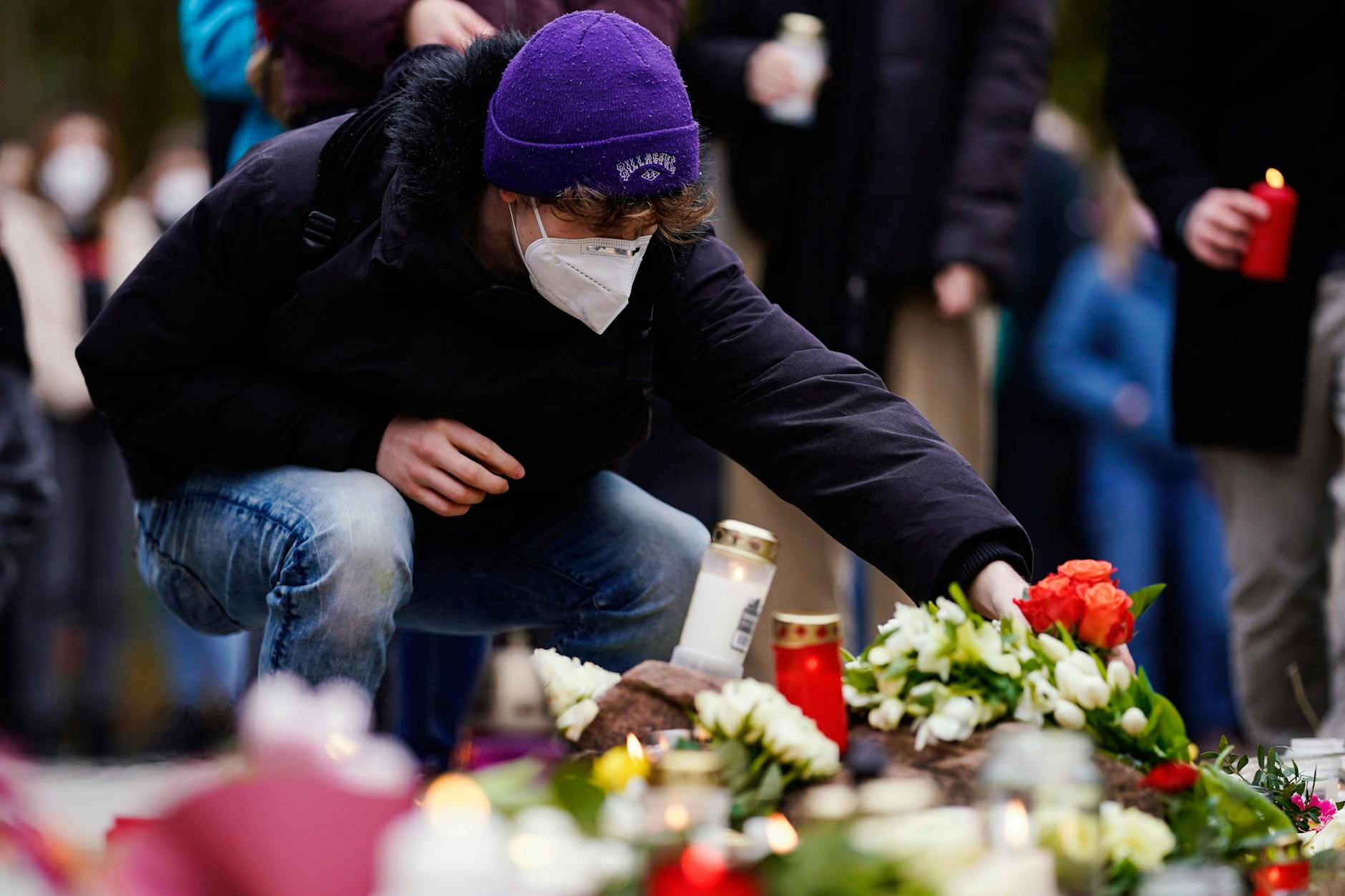 In Heidelberg legen Menschen überall auf dem Universitätsgelände Blumen und Kerzen ab.