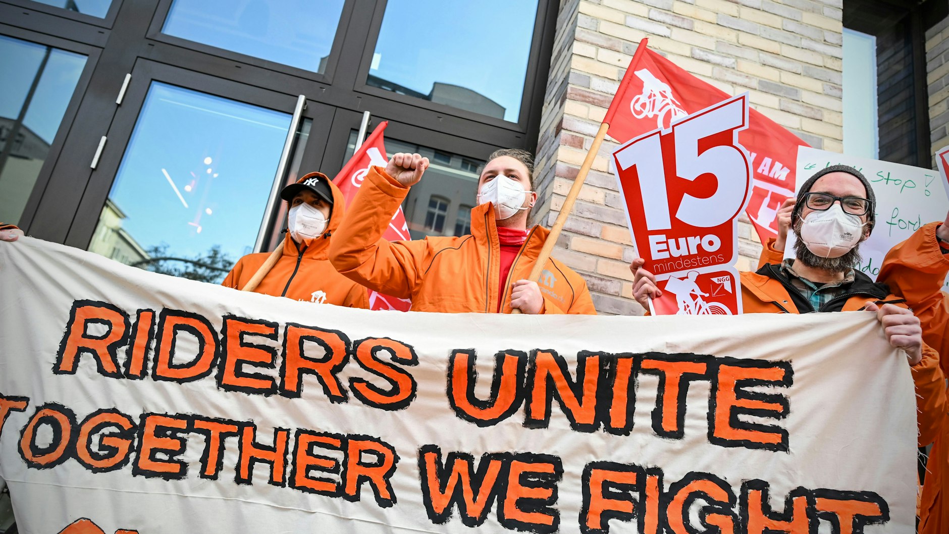 Lieferando-Fahrer fordern höheren Stundenlohn.