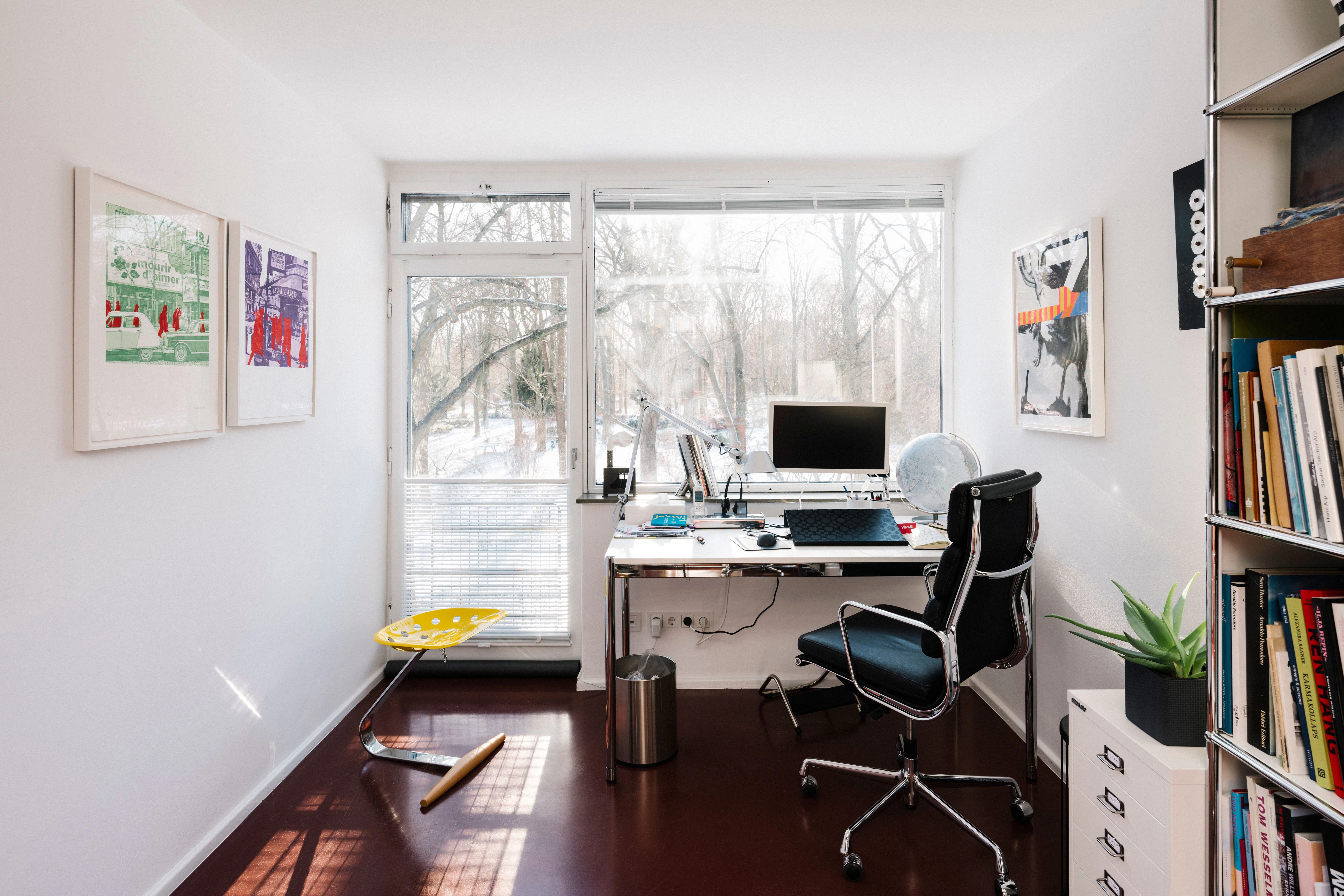 Mit Blick in den winterkahlen Park: Links im Arbeitszimmer Bilder von Gérard Fromanger.
