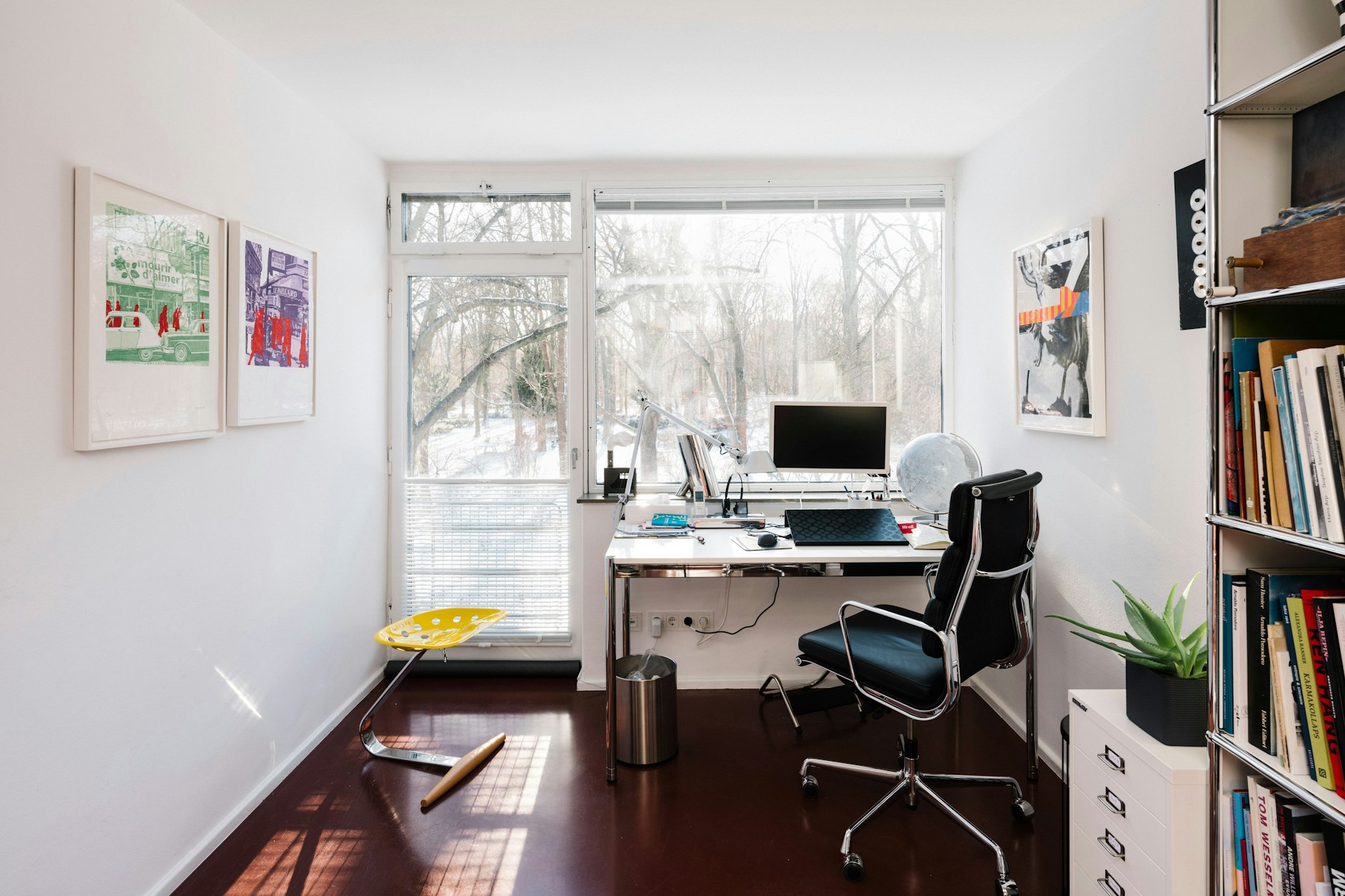 Mit Blick in den winterkahlen Park: Links im Arbeitszimmer Bilder von Gérard Fromanger.