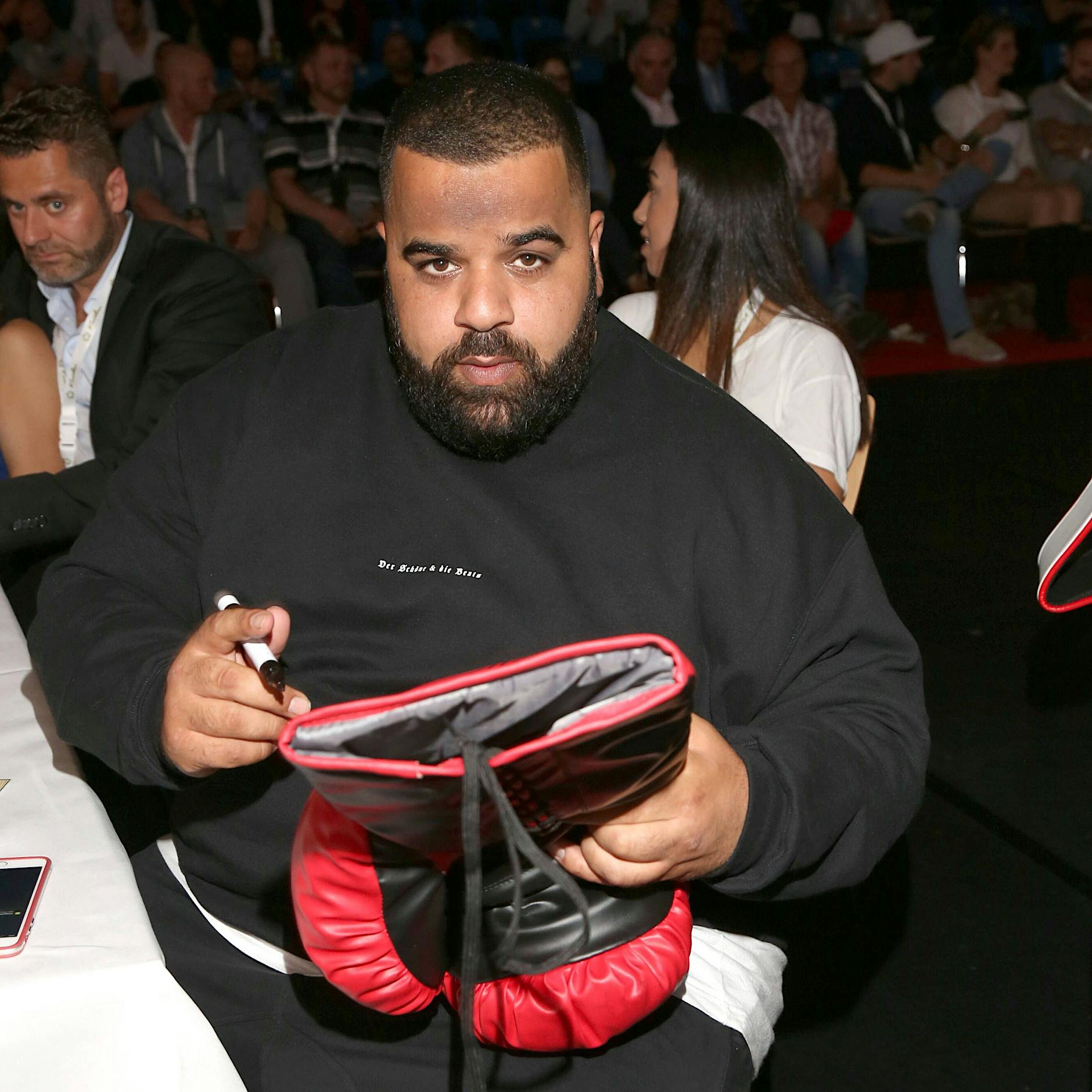 Warum das Bezirksamt Neukölln einen Podcast mit Rapper Ali Bumaye wieder löscht