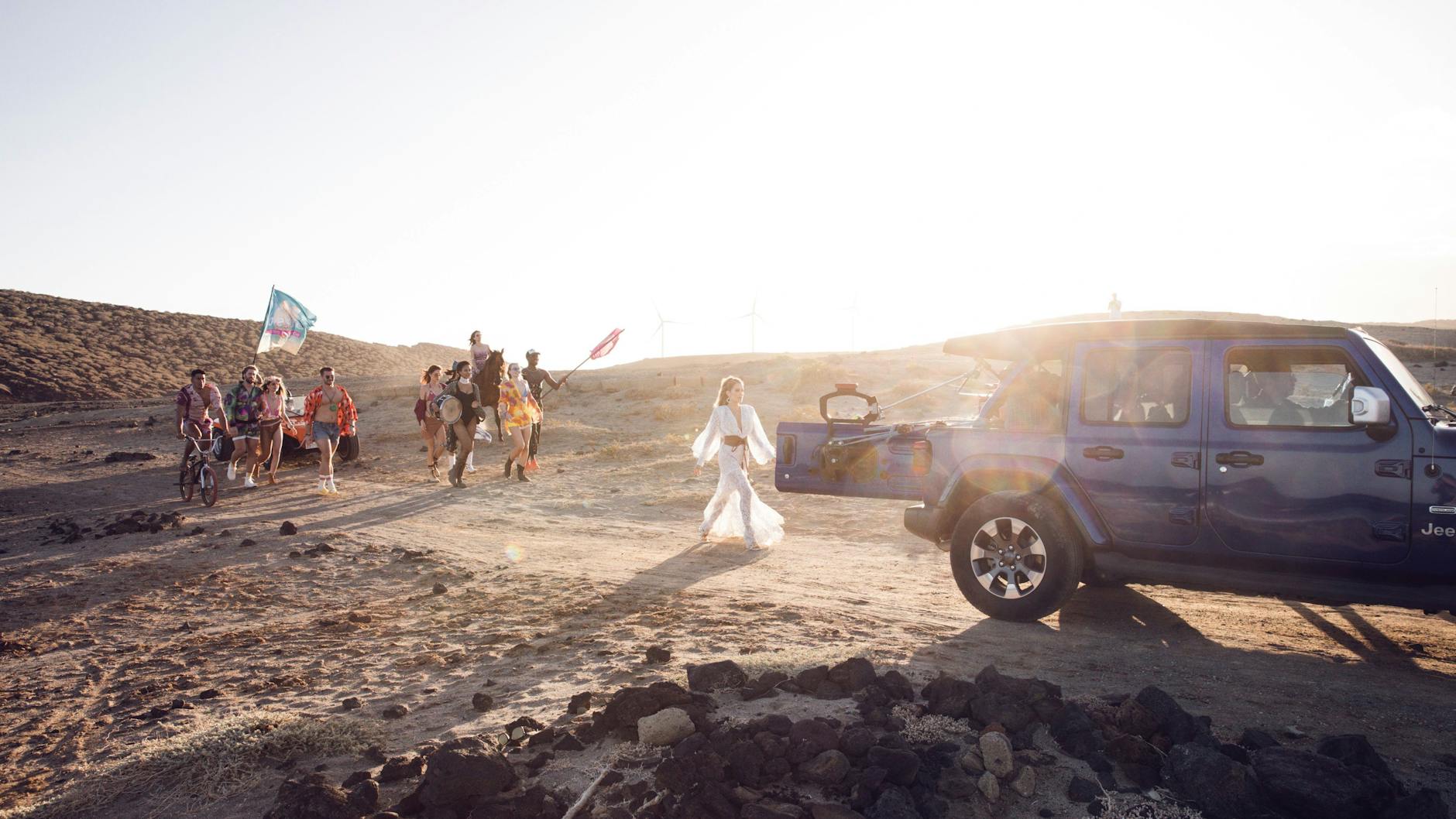 Sylvie Meis führt im „Love Island“-Imageclip eine Demo für mehr Gefühle an.