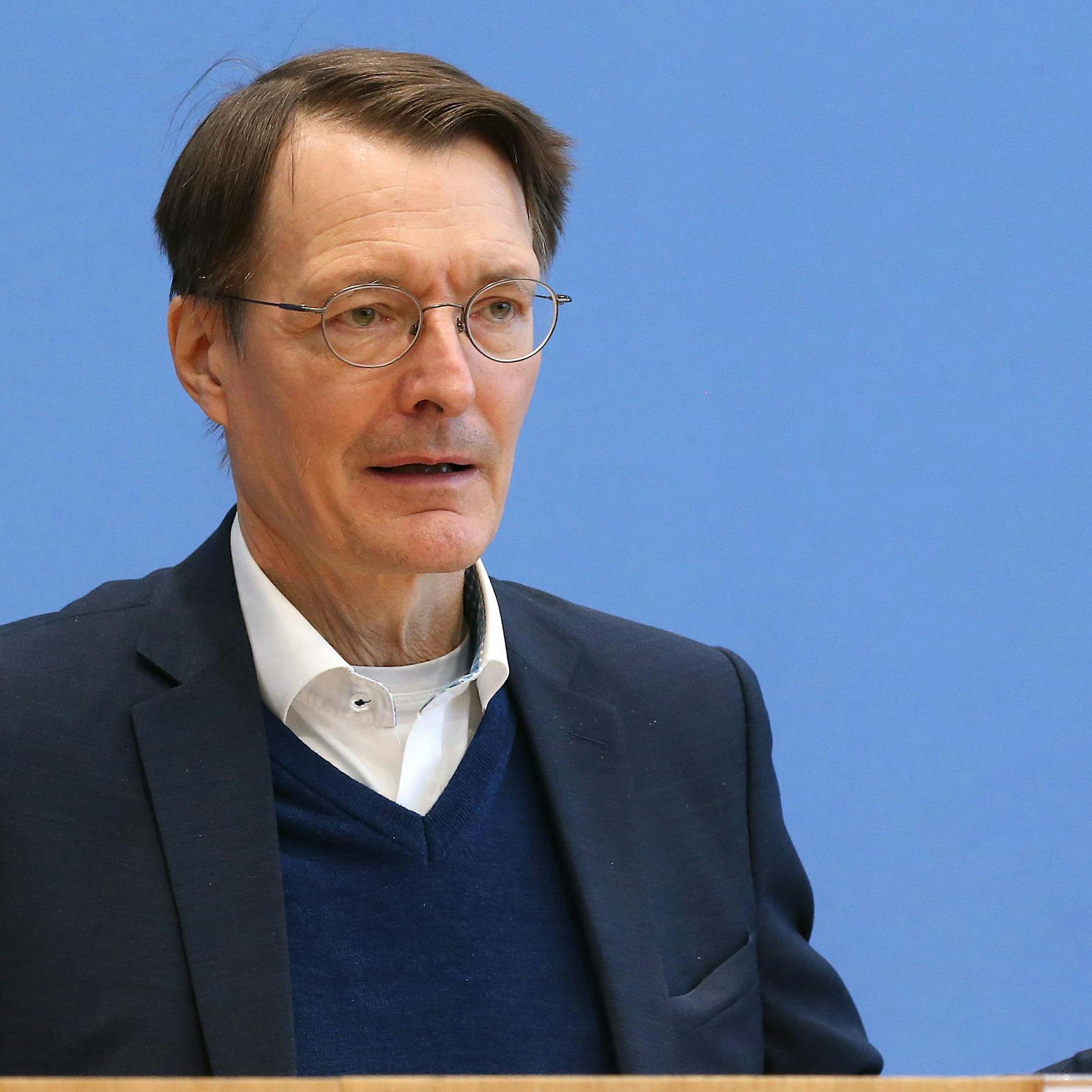 Lauterbach hält weiter an Genesenen-Status von drei Monaten fest