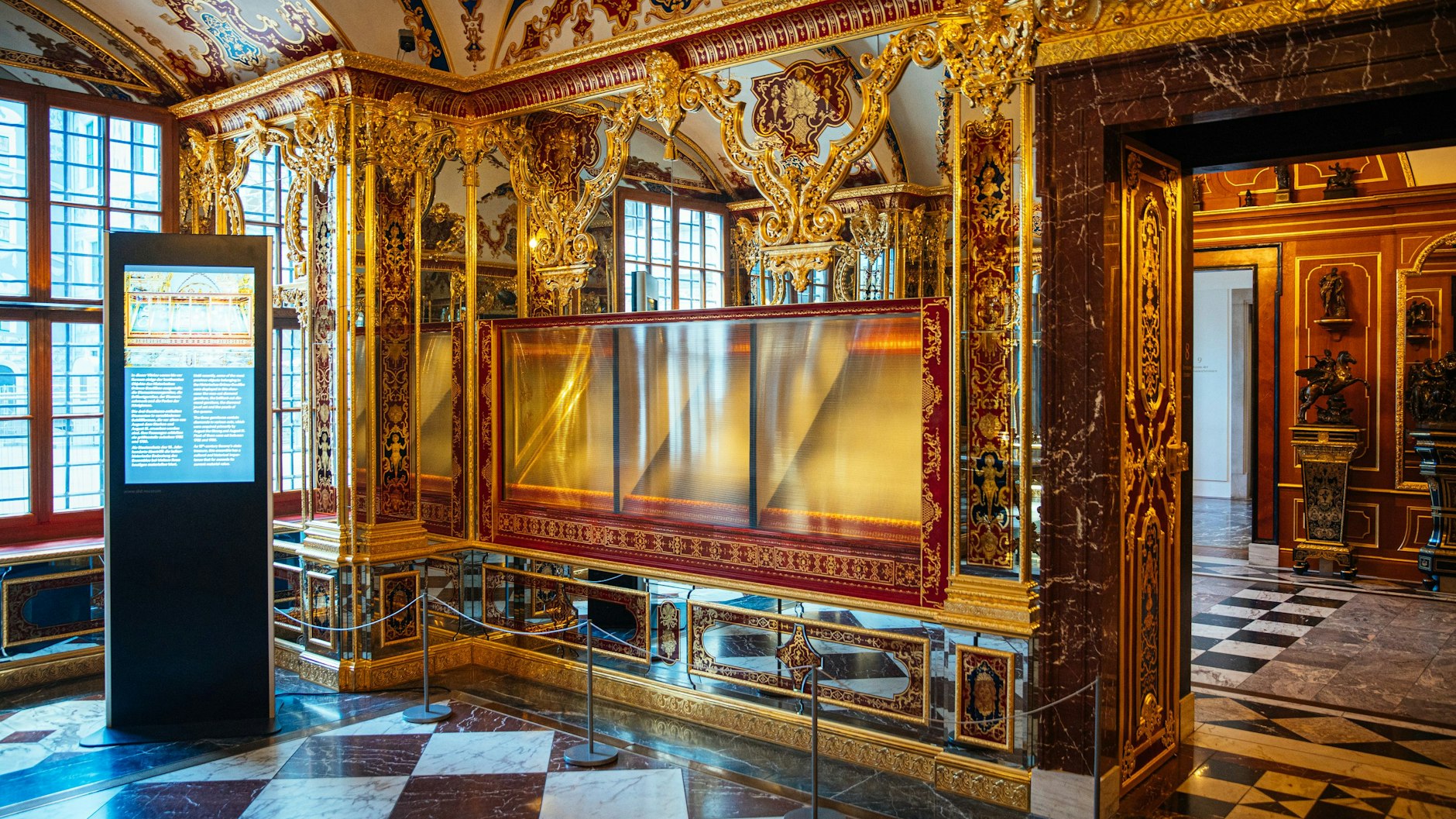 Die ausgeraubte Vitrine im Juwelenzimmer des Historischen Grünen Gewölbes im Residenzschloss in Dresden. Aus Sachsens Schatzkammermuseum Grünes Gewölbe wurden kostbare historische Juwelen gestohlen.