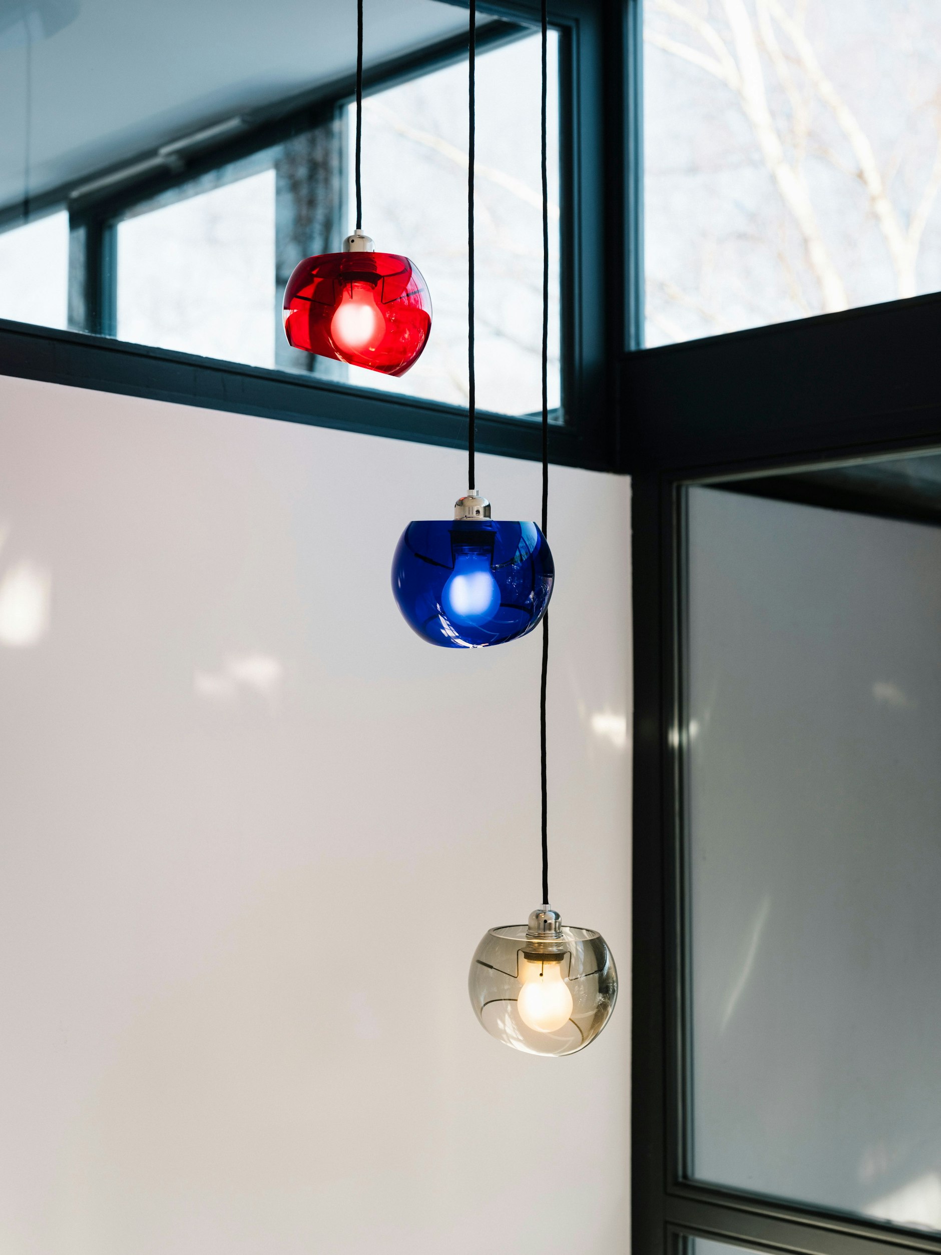 Rot, Blau, Weiß: „Glass Moons“ von Licht im Raum.