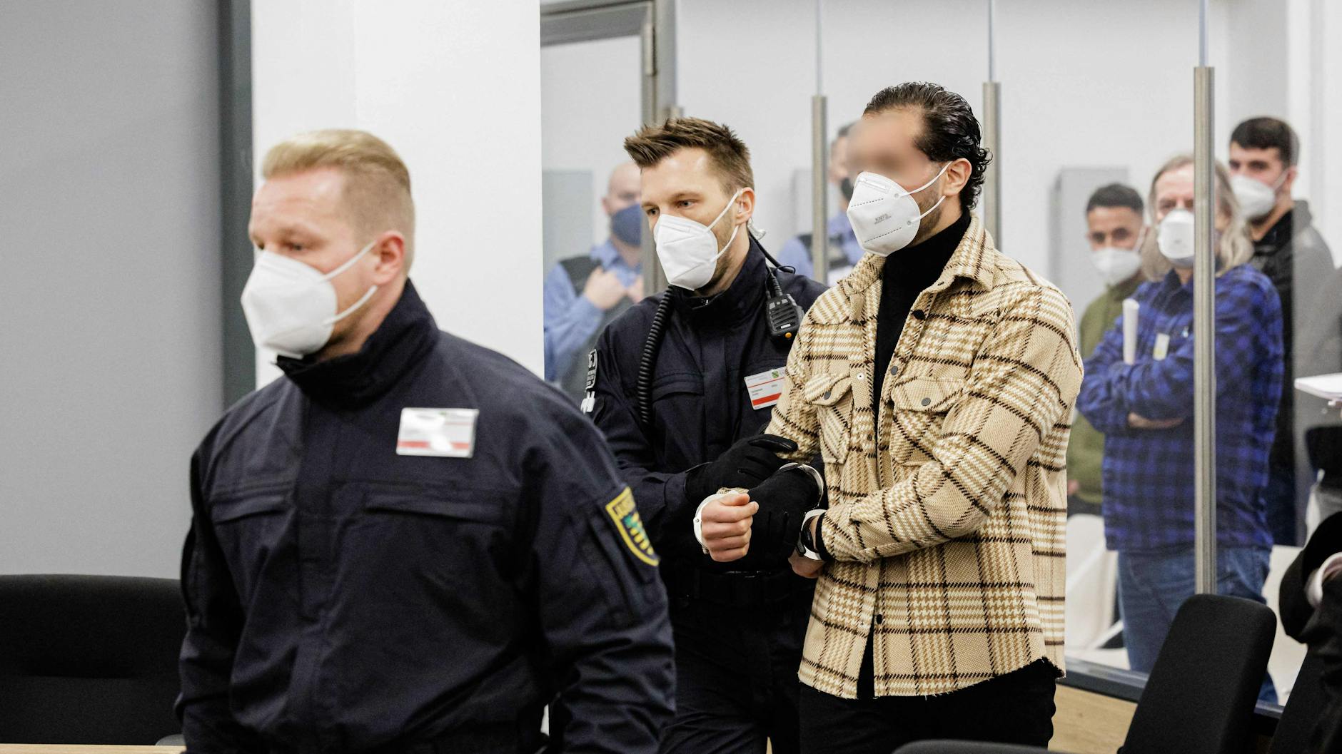 Der Angeklagte Mohamed R. wird in den Gerichtssaal geführt.