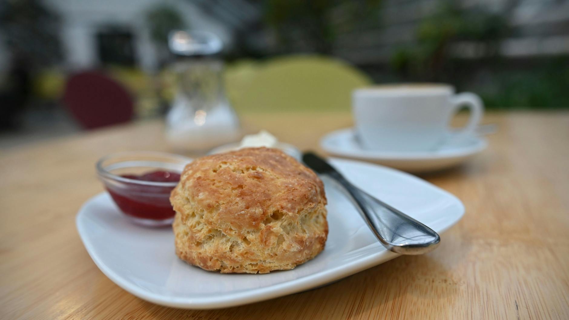 Scones nach einem Rezept aus seiner britschen Heimat serviert in Pankow nur Tom Rolleston im Café Mint.