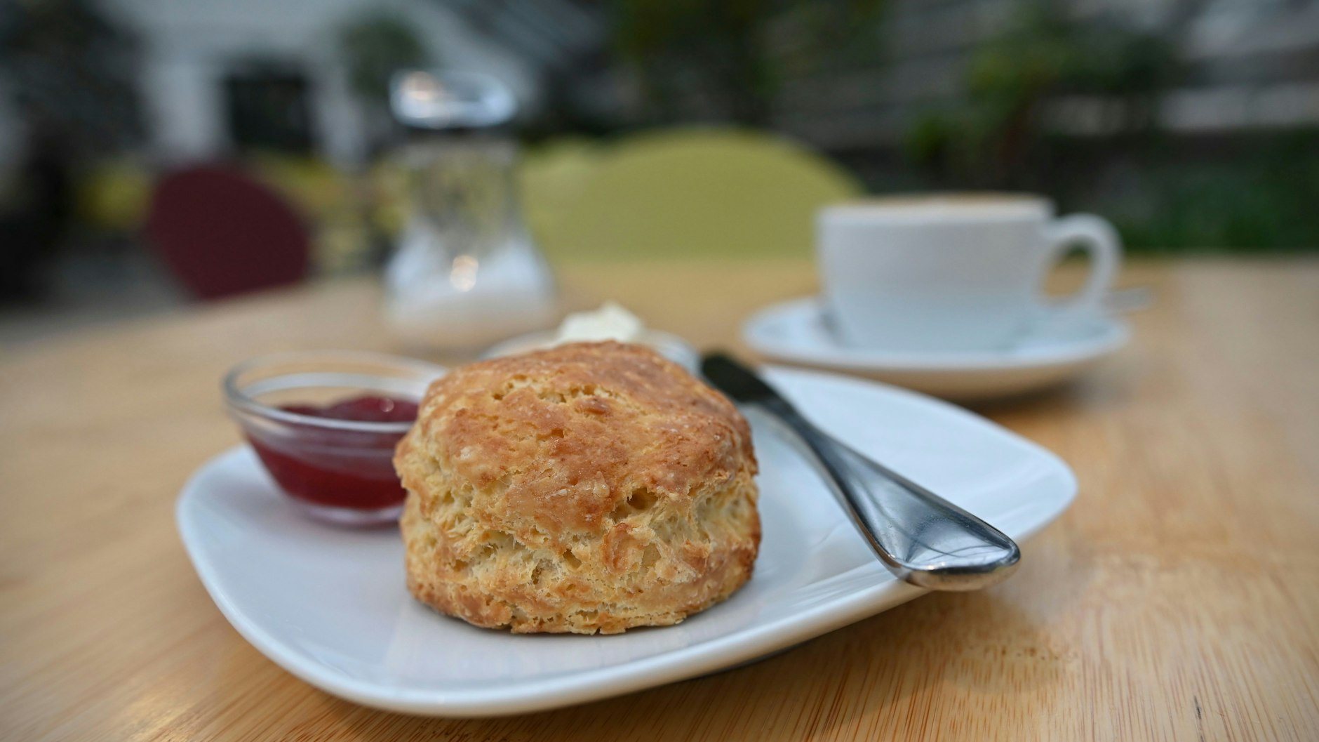 Scones nach einem Rezept aus seiner britschen Heimat serviert in Pankow nur Tom Rolleston im Café Mint.