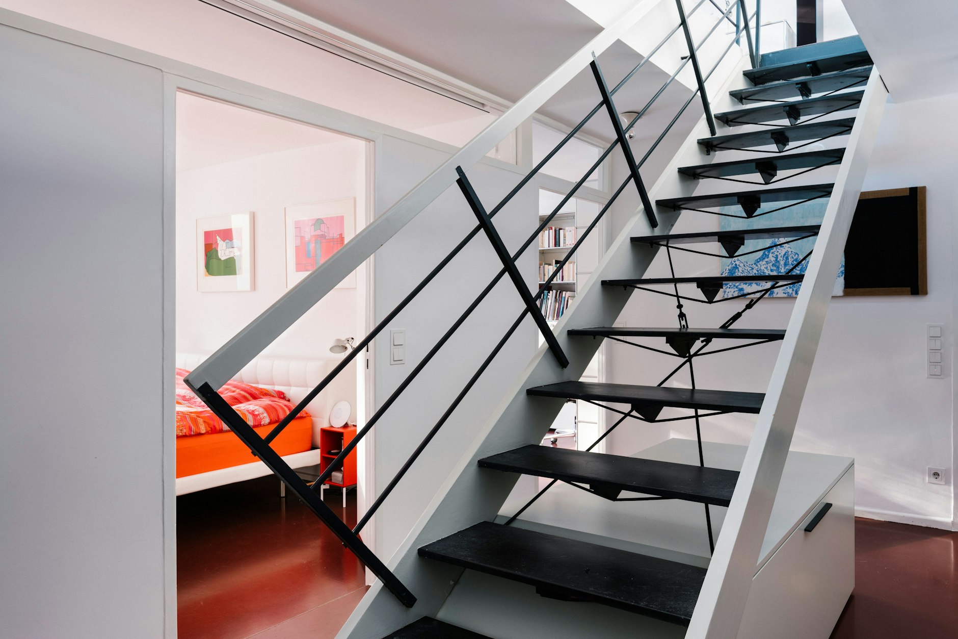 Wenn er nicht hier ist, ist er auf dem Sonnendeck: Auch innen erinnert der Bau an ein Schiff.