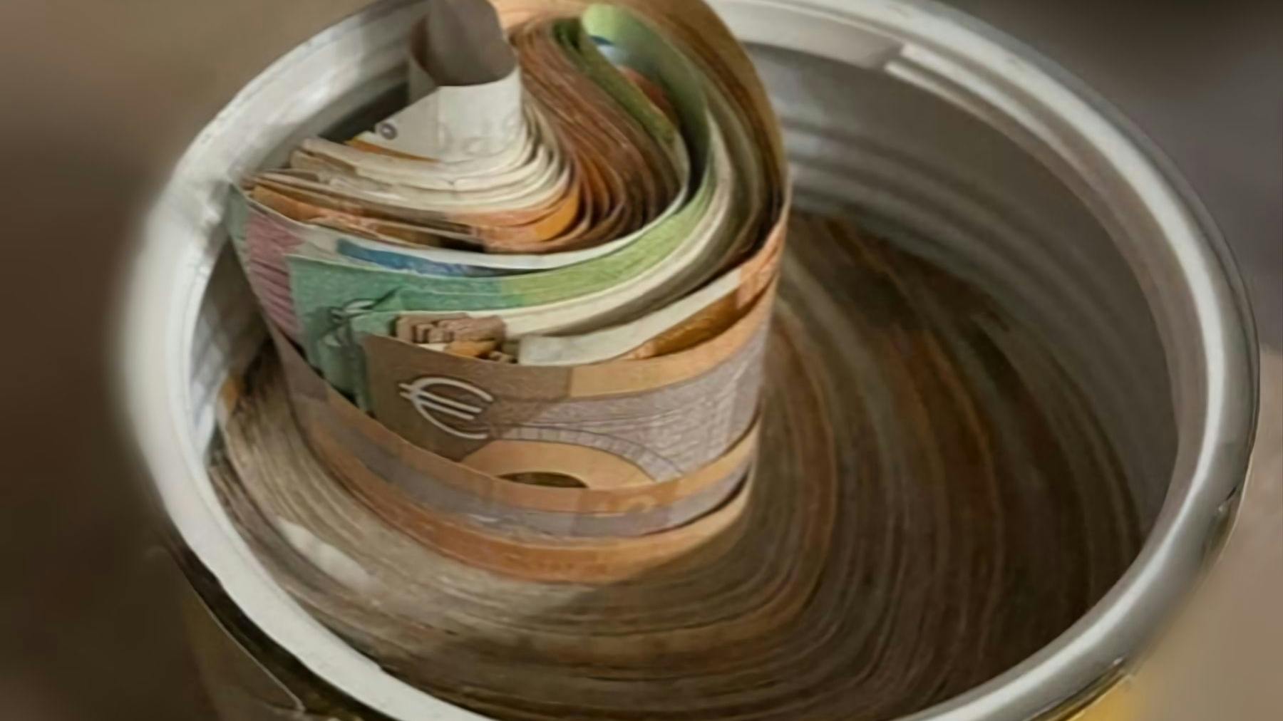 In dieser Suppendose fand die Polizei 60.000 Euro Bargeld.